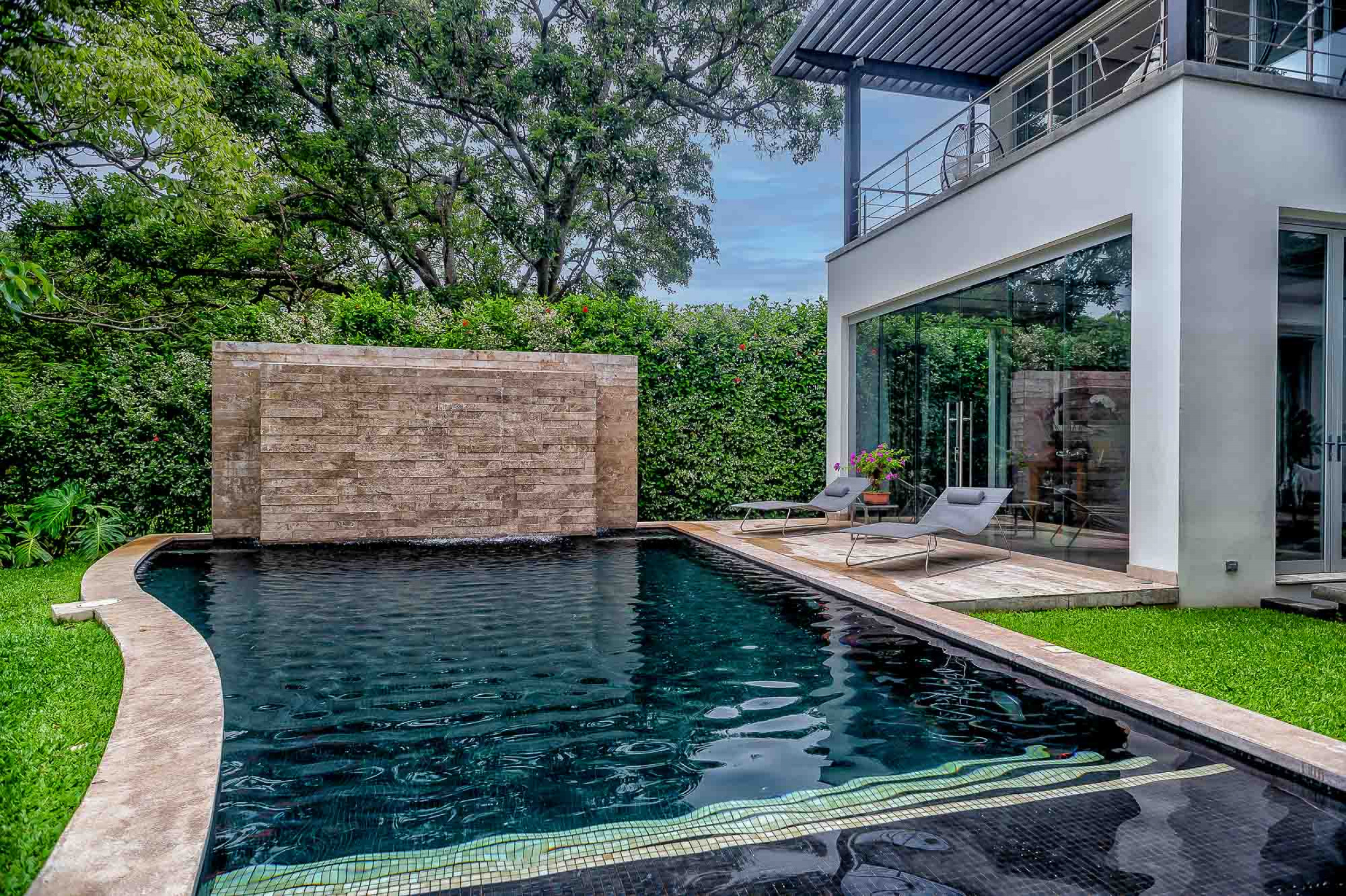 Luxurious Living: Casa Illuminata - Where Contemporary Elegance Meets Natural Splendor