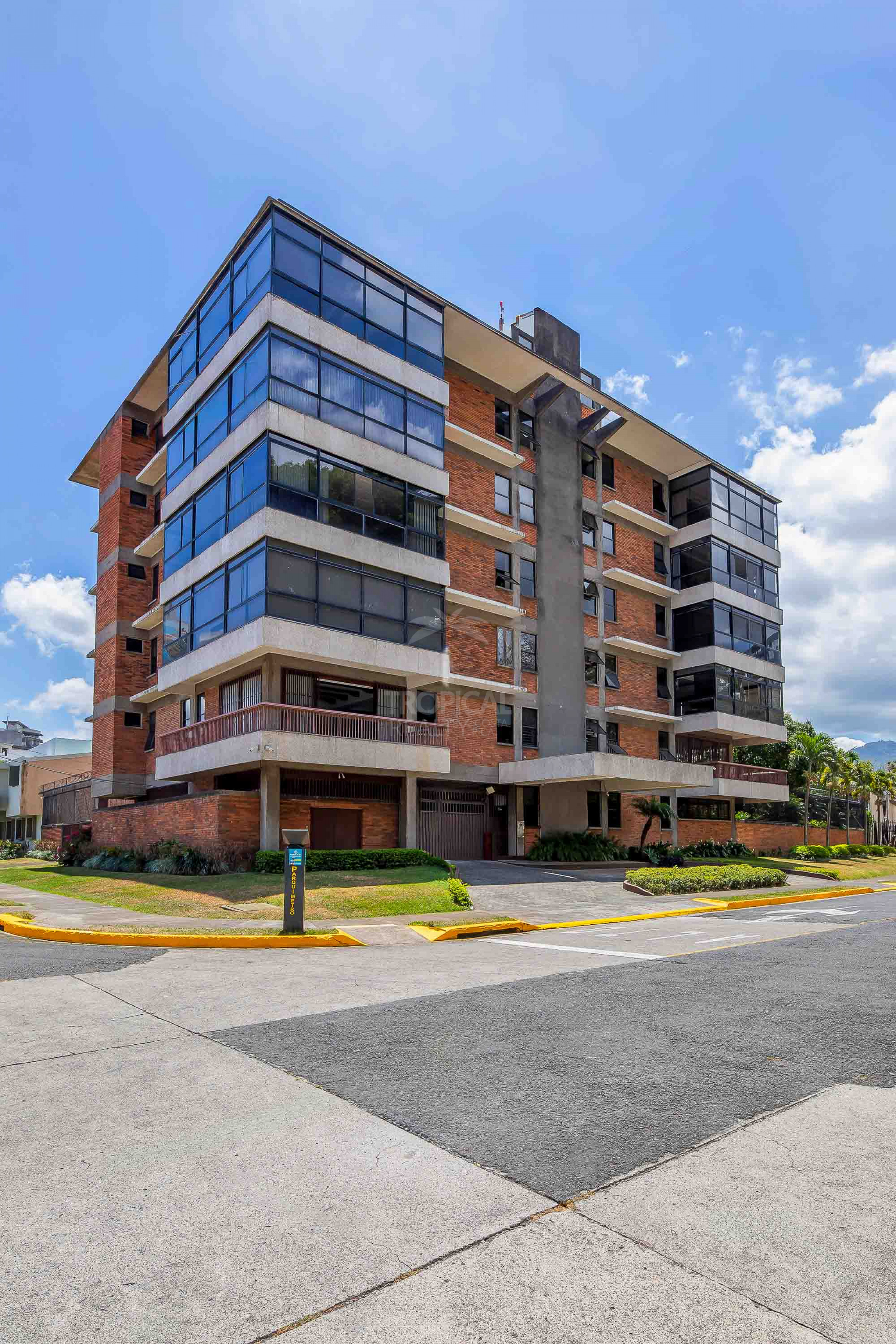 Luxury Apartment for Sale in Rohrmoser – Wraparound Balcony & Park Views