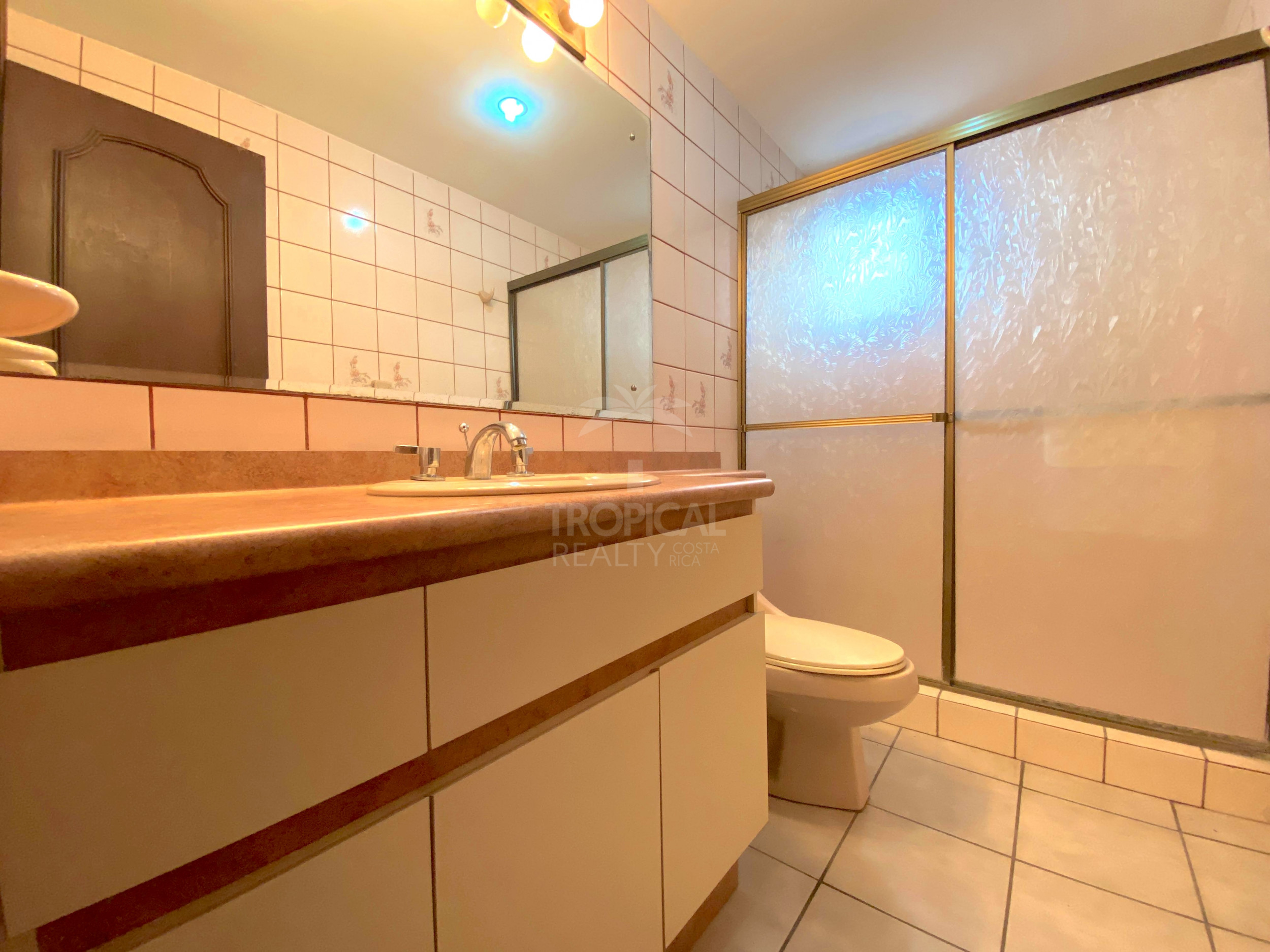 Spacious Apartment in Condominio Santa Fe: Space, Escazu