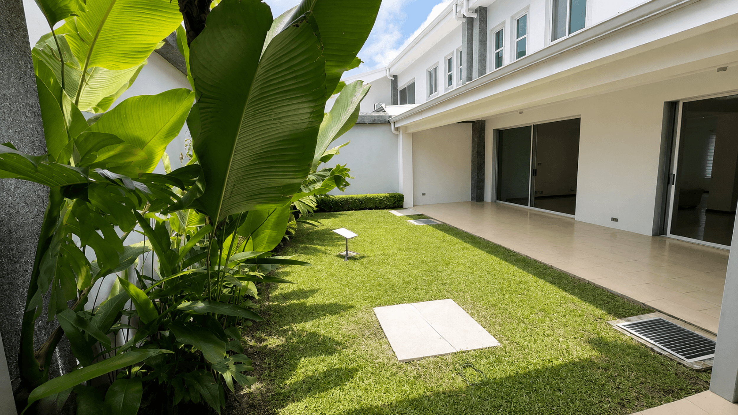 Modern Home for Rent in Santa Ana – 3 Bedrooms with Terrace and Spacious Living Areas