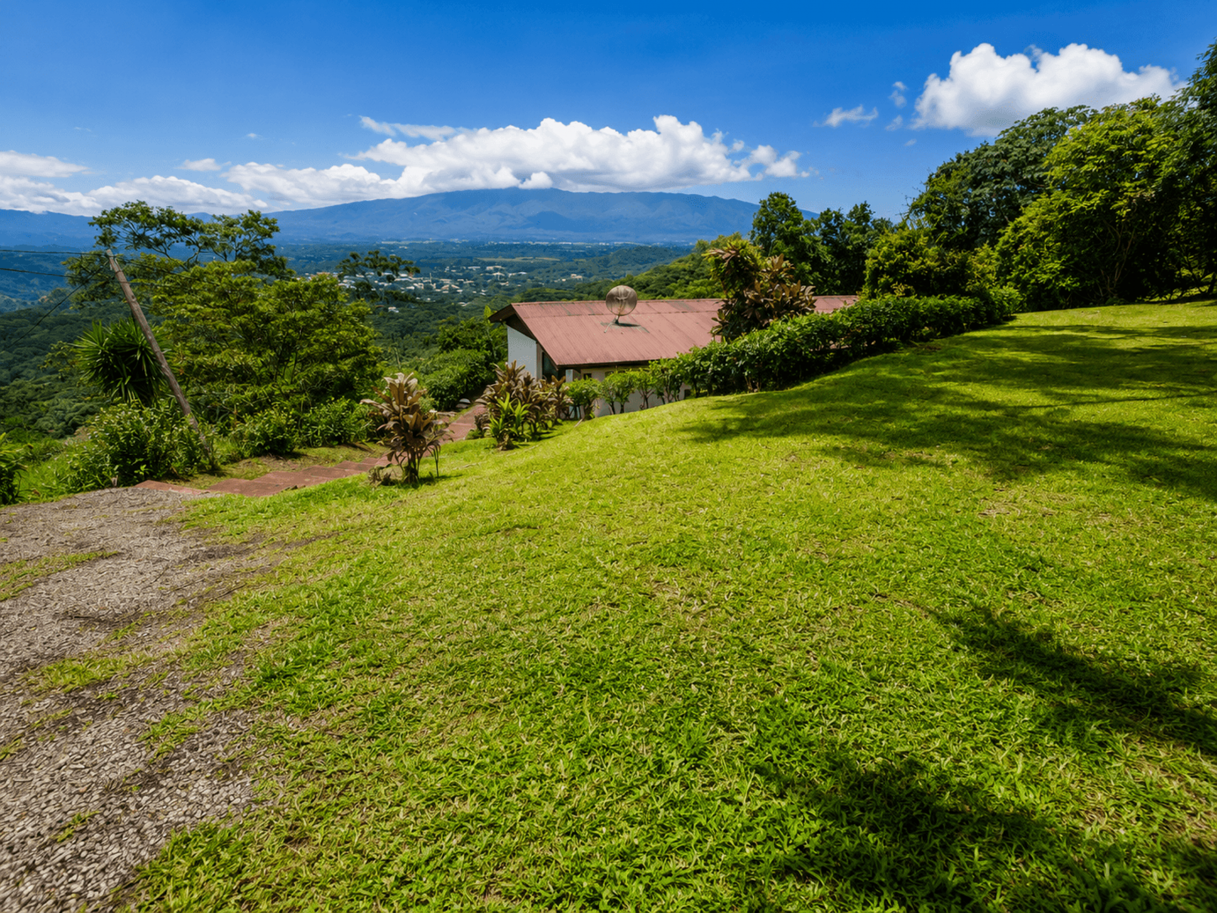Home with large Lot and Spectacular Panoramic Views in Ciudad Colón
