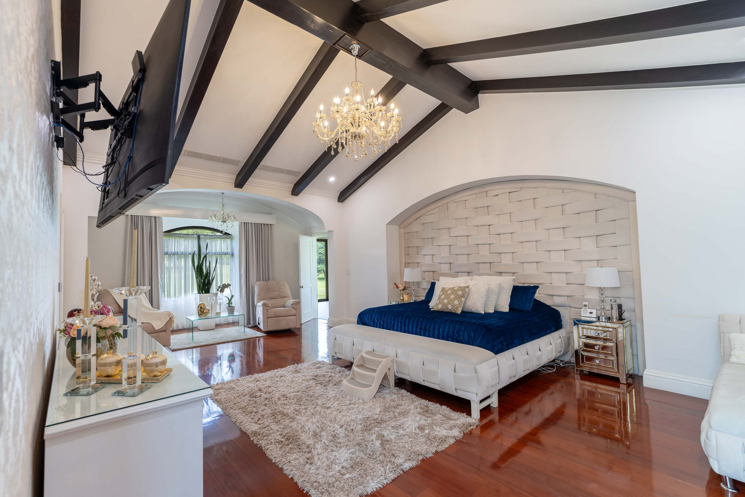 Monteran Luxury Estate: Exquisite 3-Bedroom Residence SOLD