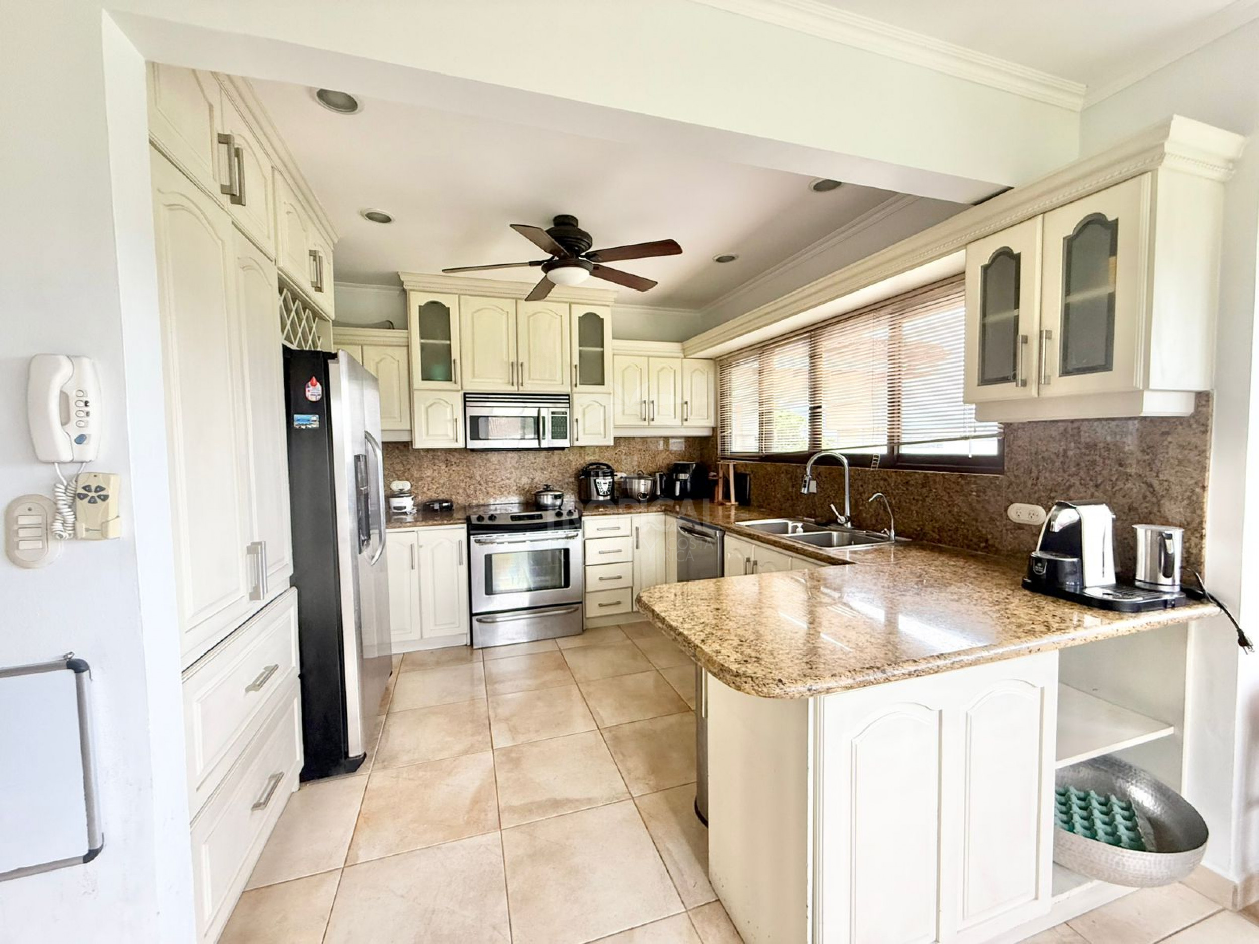 Luxury One-Story Home in Gated Community Near Multiplaza – 4 Bedrooms, Private Pool & 1,400 m² Lot