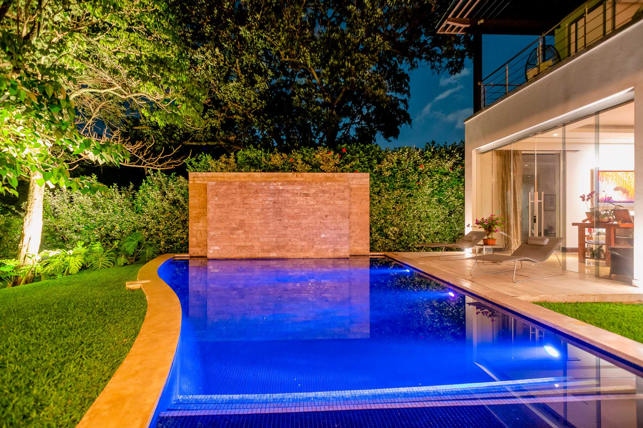 Luxurious Living: Casa Illuminata - Where Contemporary Elegance Meets Natural Splendor