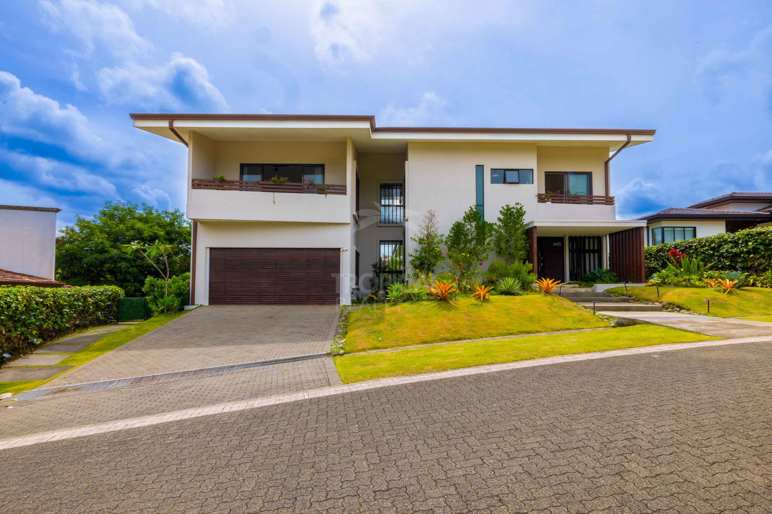 Luxury Residence for Sale in Hacienda Los Reyes – Contemporary Design, Guest Apartment & Exclusive Lifestyle
