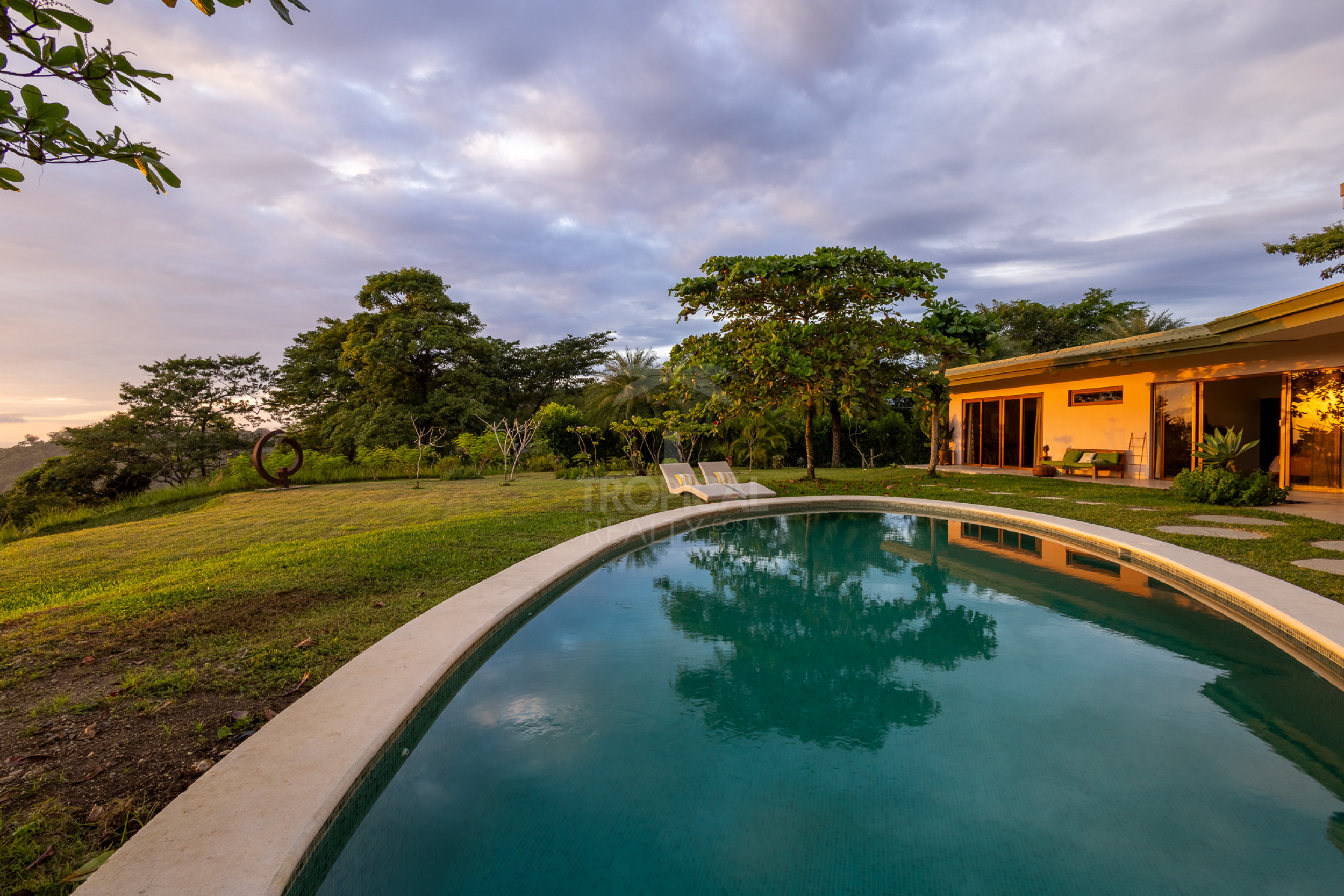 Villa de lujo con vista al mar en condominio cerrado – 3 habitaciones / 3.5 baños, piscina y lote de 5.000 m²