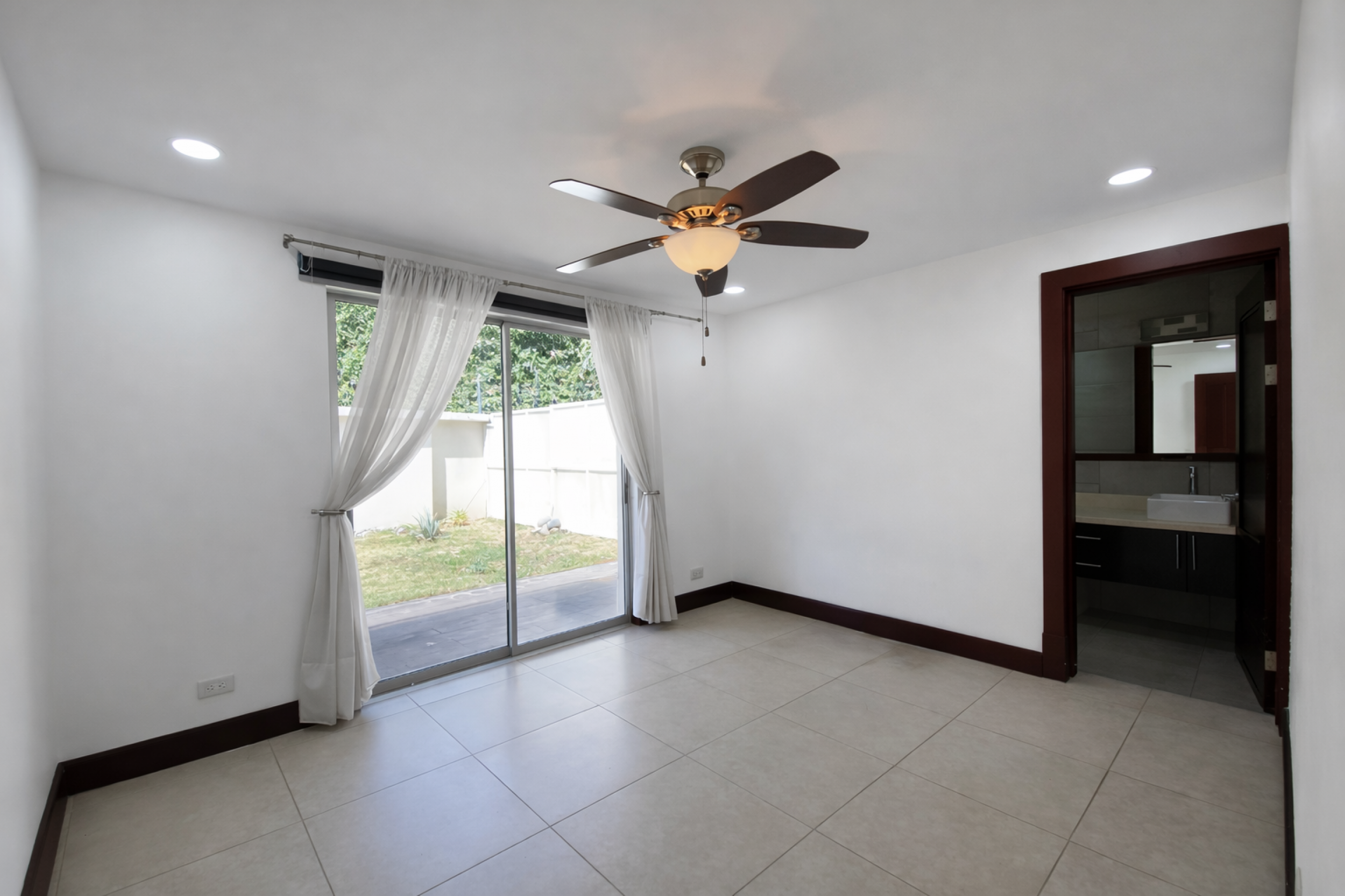 Modern Two-Story Home for Rent in La Rambla – Panasonic Area, Alajuela