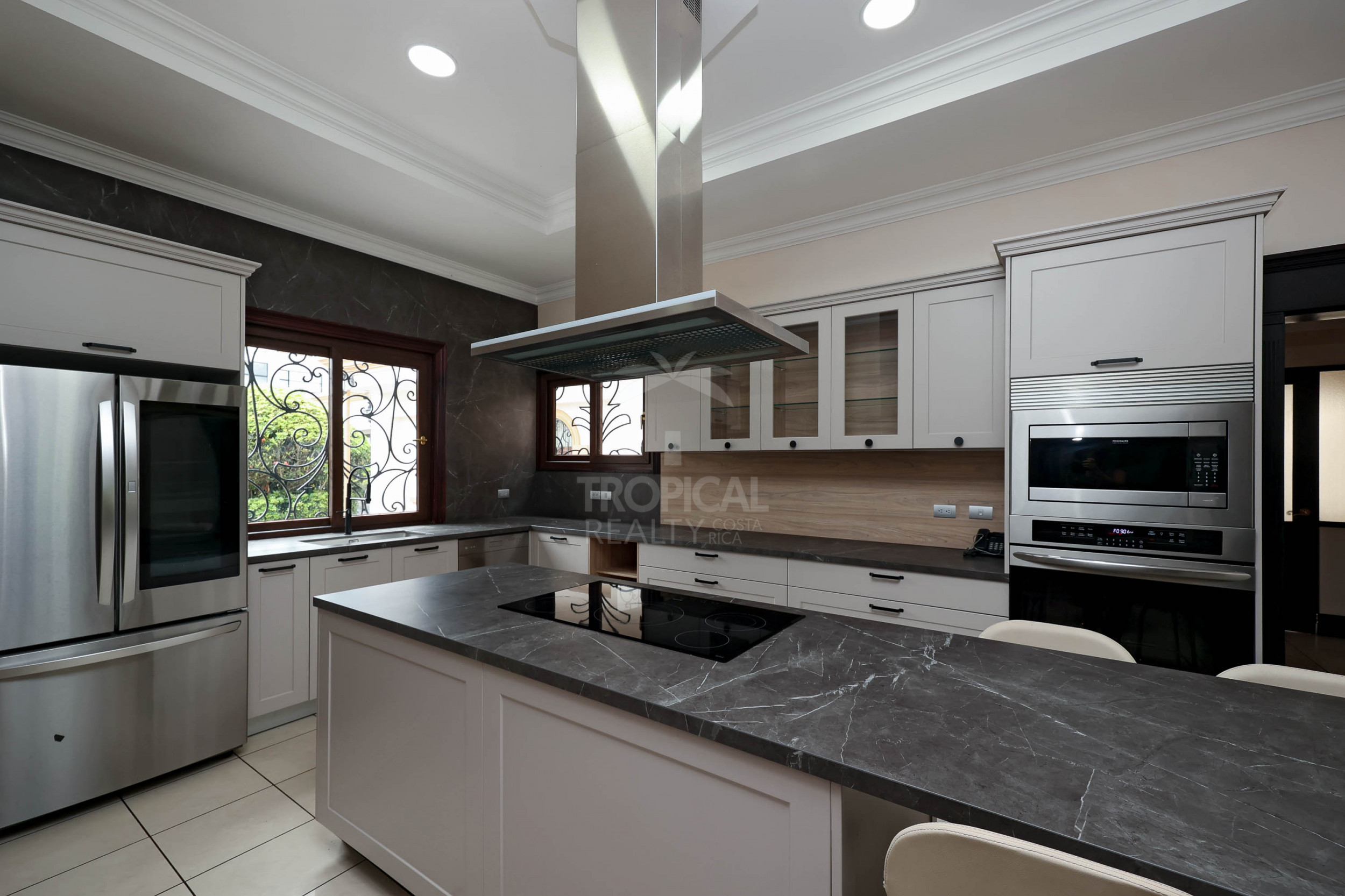 Luxury Home for Sale in Pinares de Curridabat – Modern Elegance Meets Timeless Comfort