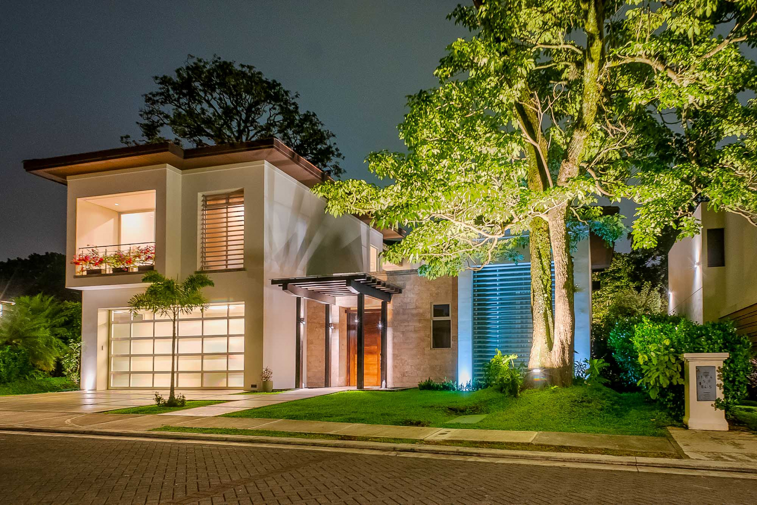 Luxurious Living: Casa Illuminata - Where Contemporary Elegance Meets Natural Splendor