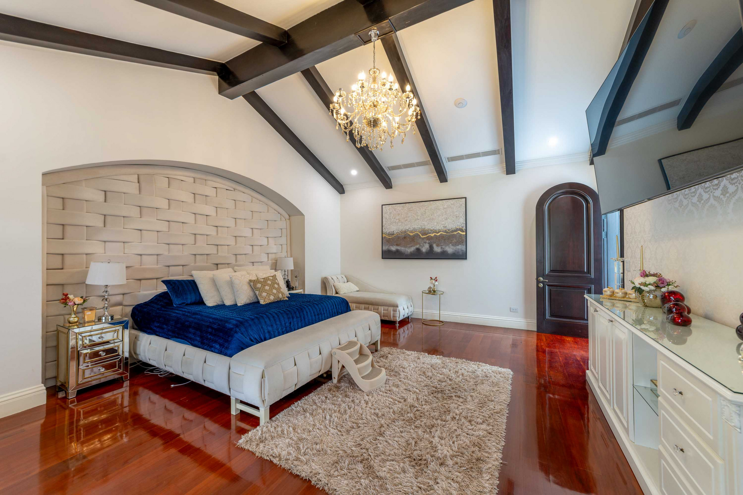 Monteran Luxury Estate: Exquisite 3-Bedroom Residence SOLD