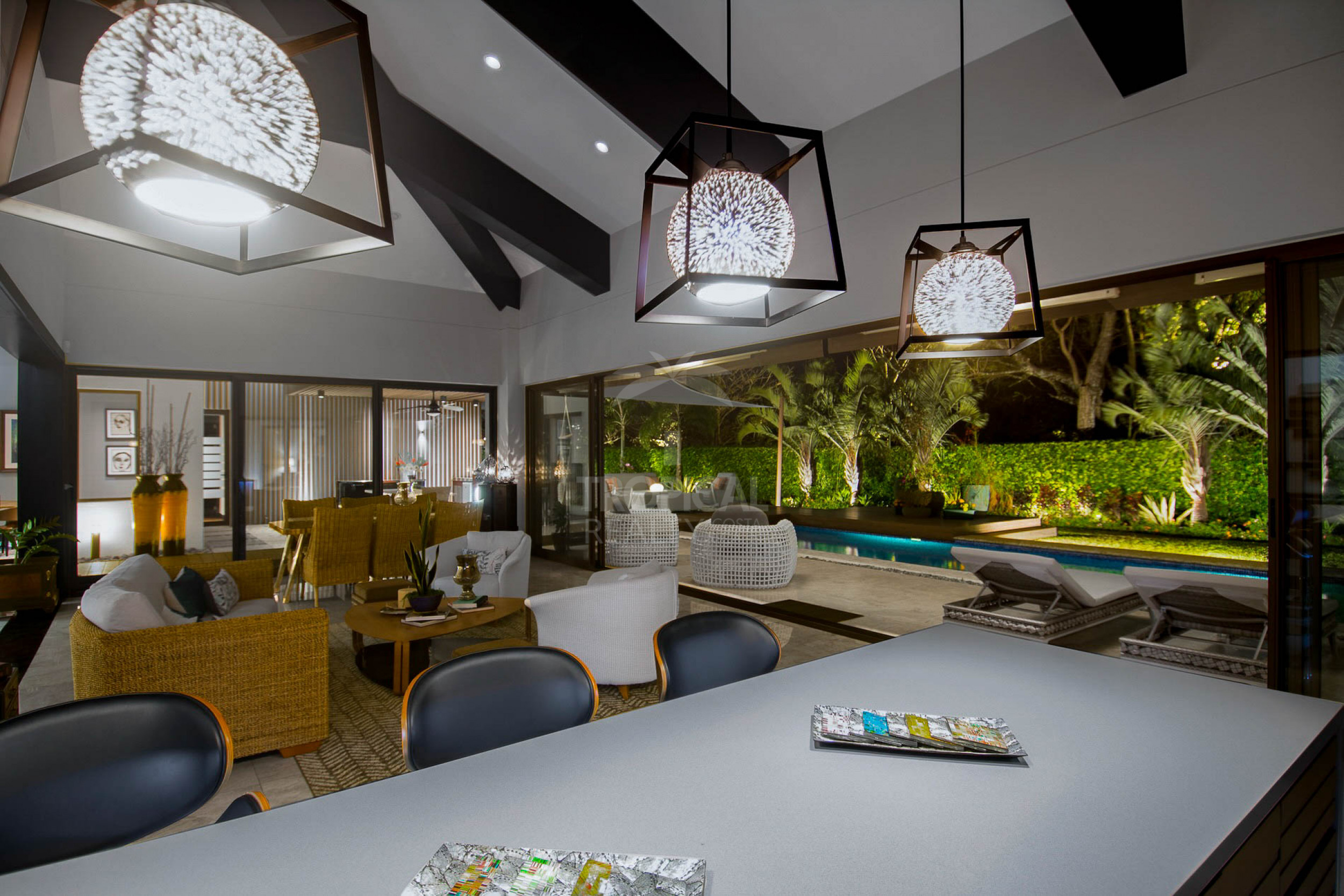 La Hacienda Cosmopolitan Chic – Exclusive Single-Level Luxury Estate in Santa Ana