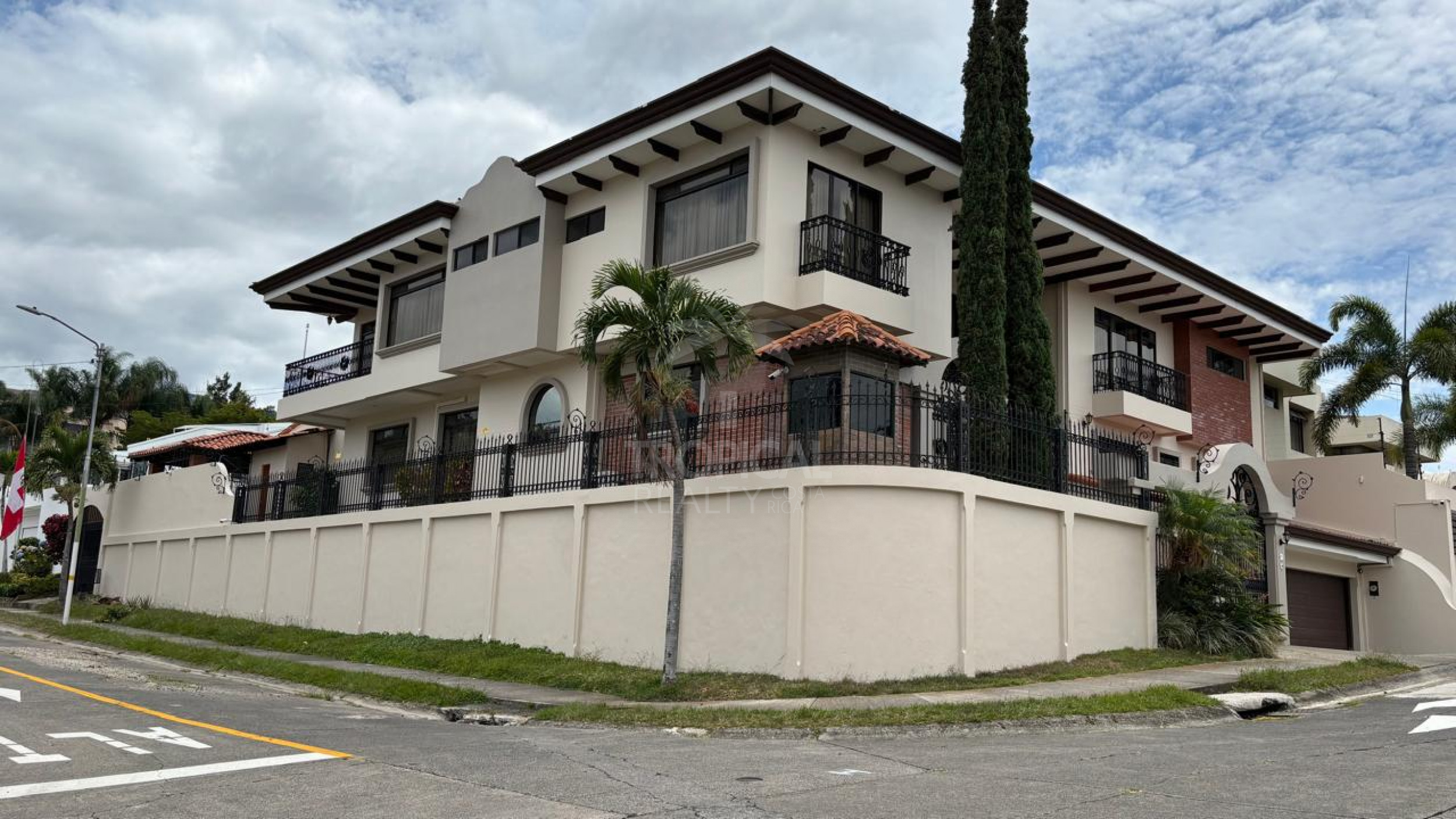Independent Luxury Residence in Los Laureles, Escazú
