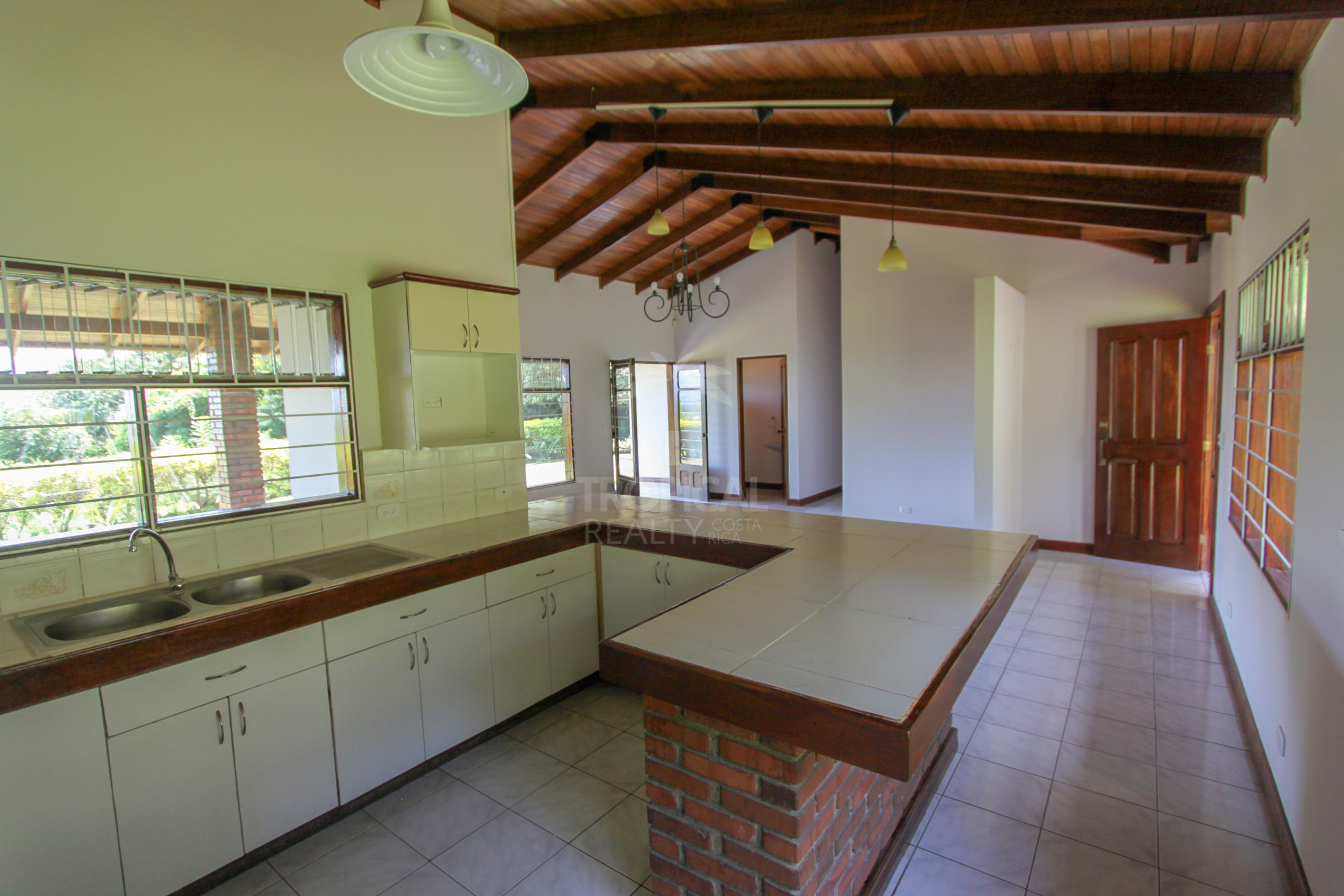 Single-Story Home for Sale – Santa Ana, Piedades | Expansive 2,650 m² Lot with Scenic Views and Development Potential