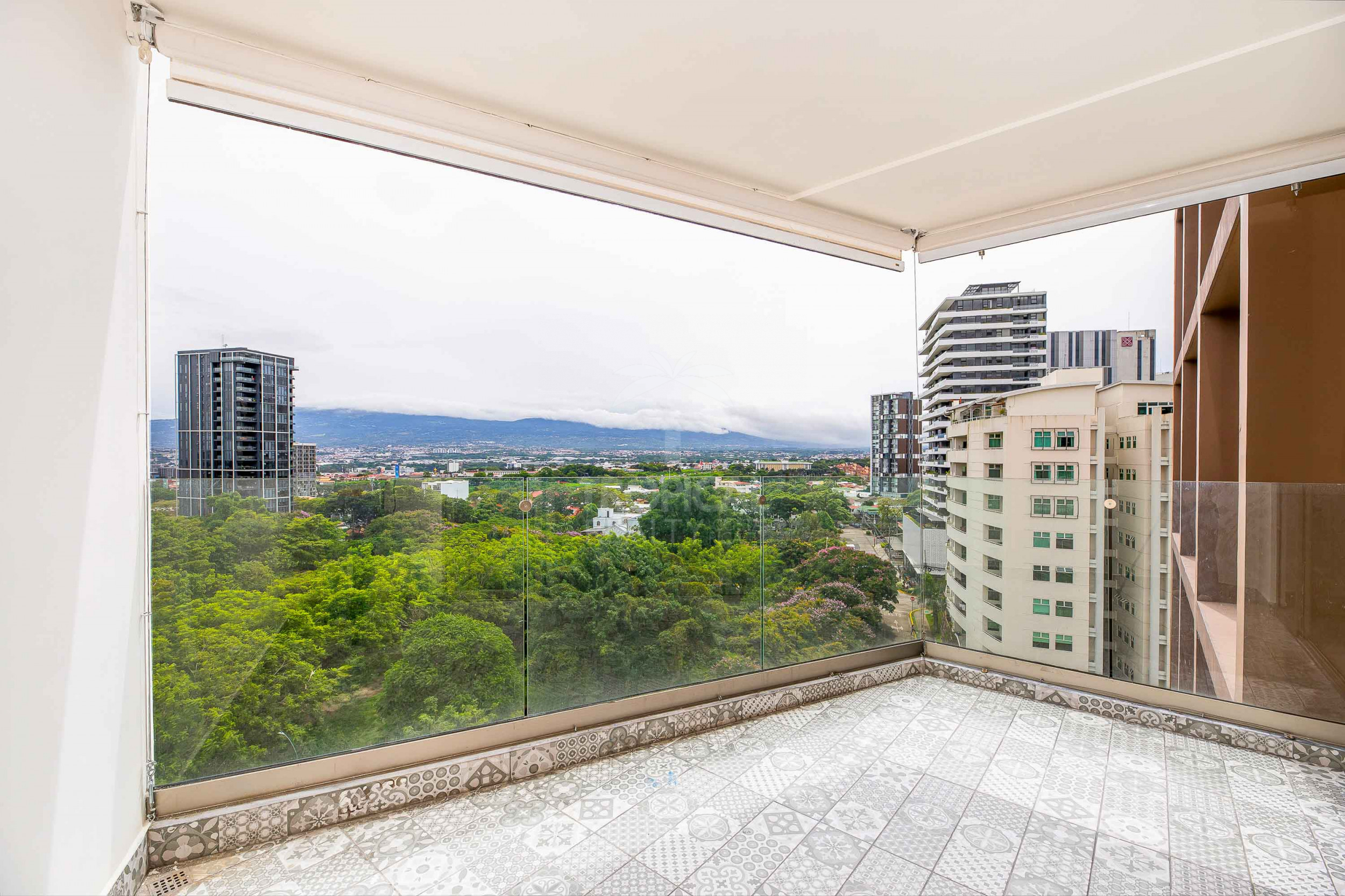 Luxury 10th Floor Condo with Panoramic Views in Nunciatura