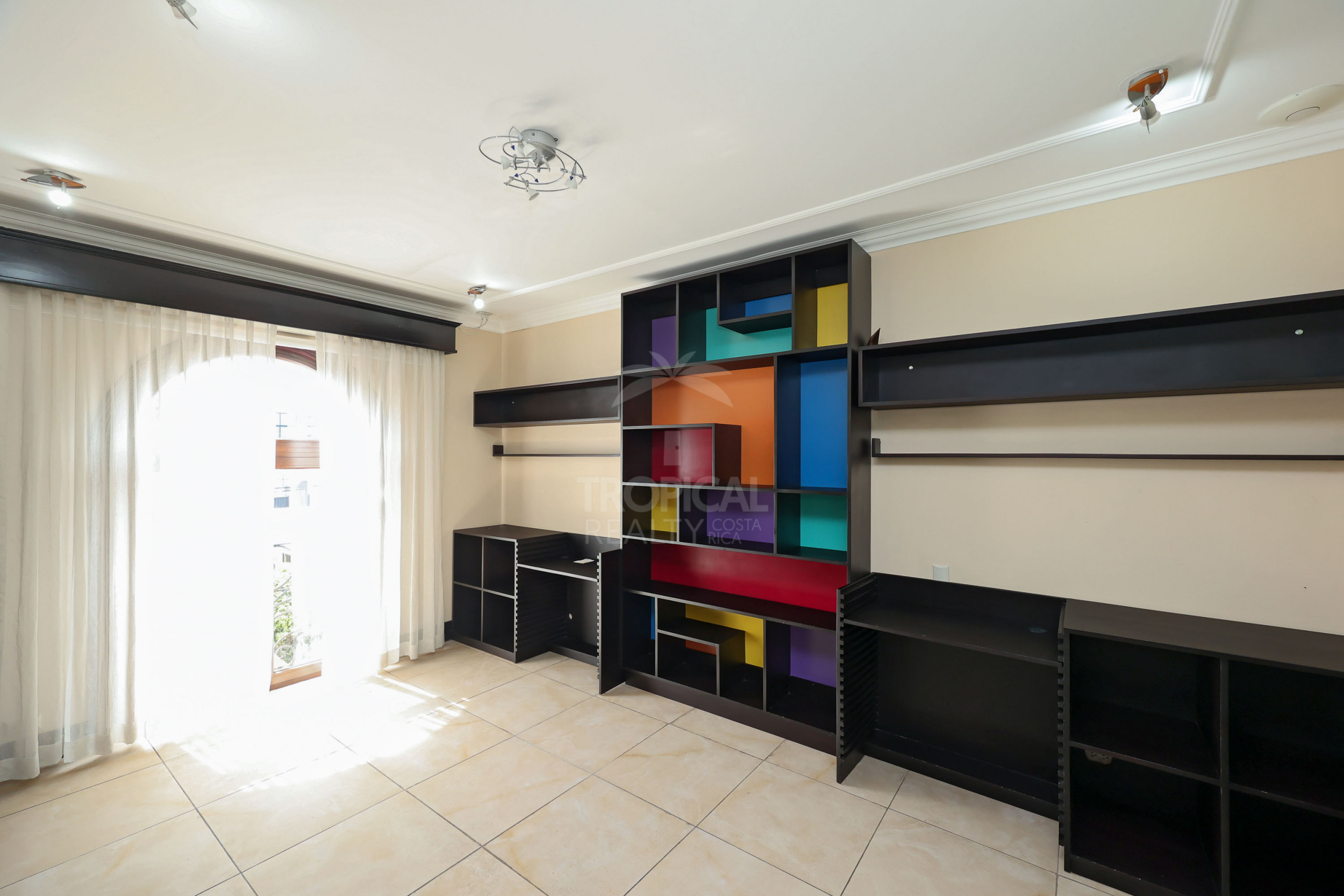 Luxury Home for Sale in Pinares de Curridabat – Modern Elegance Meets Timeless Comfort
