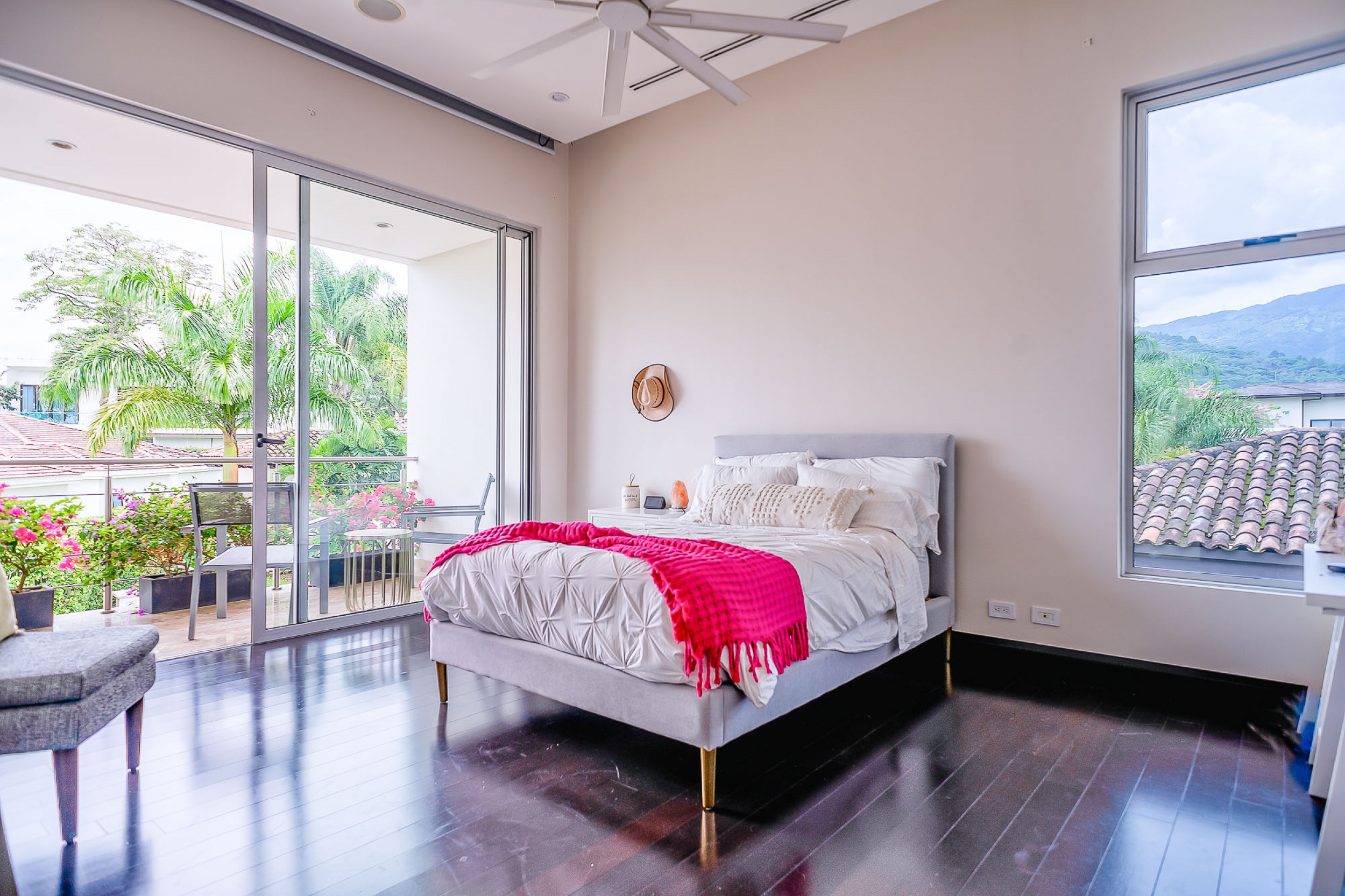 Luxurious Living: Casa Illuminata - Where Contemporary Elegance Meets Natural Splendor