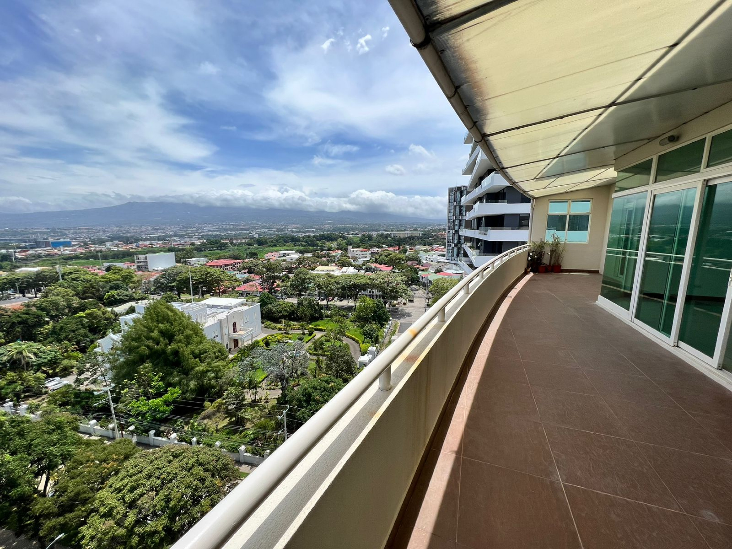 Penthouse Exclusivo en Torre Nunciatura: Elegancia y Funcionalidad SOLD
