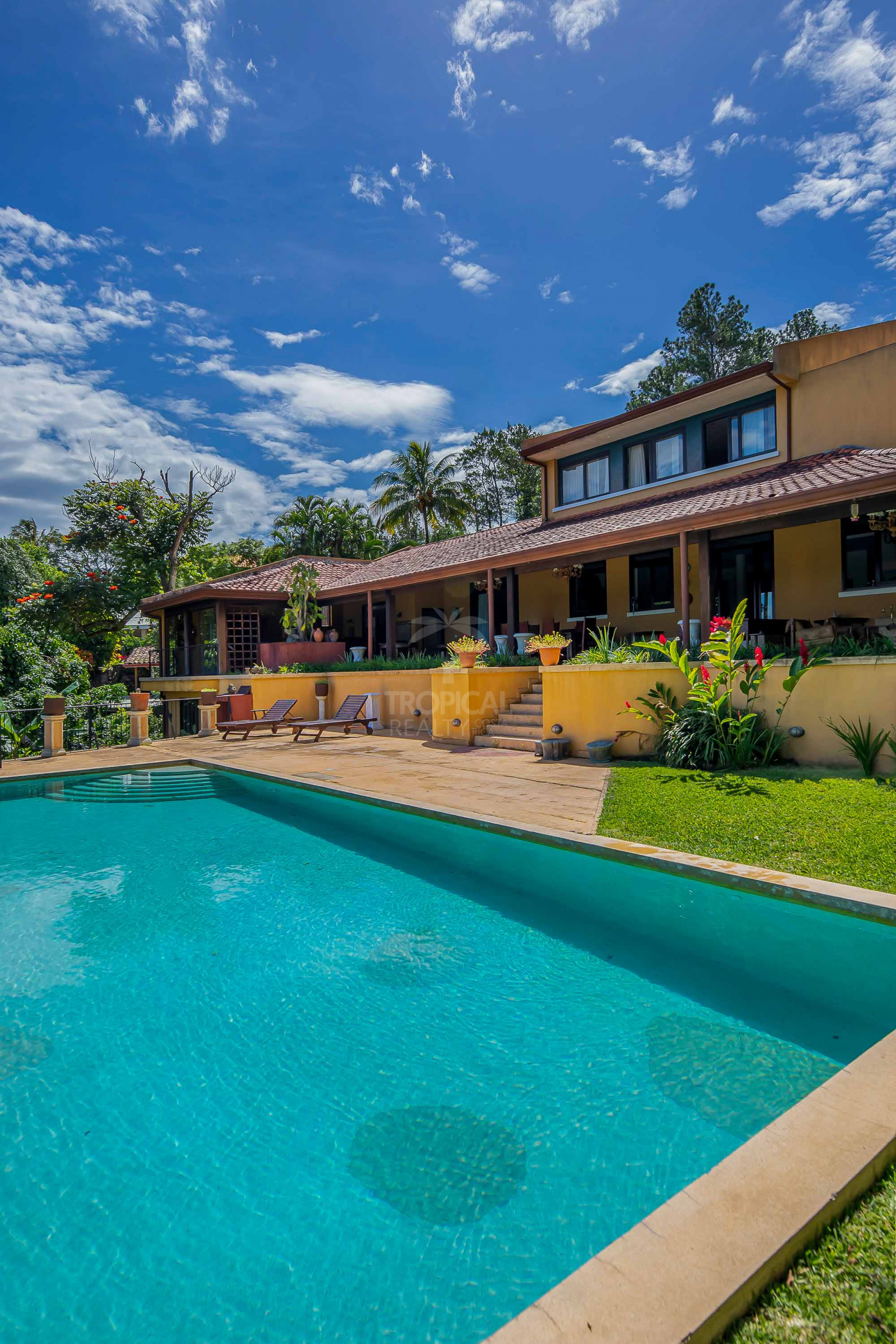 Elegant Italian-Style Villa with Mountain Views – Near Santa Ana, Costa Rica