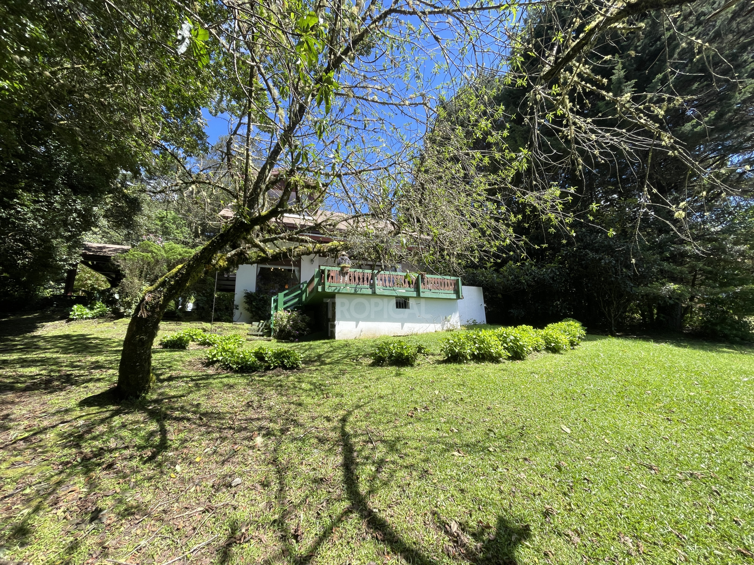 Alpine-Inspired Mountain Retreat in Monte Lagos, Heredia – A Nature Lover’s Paradise