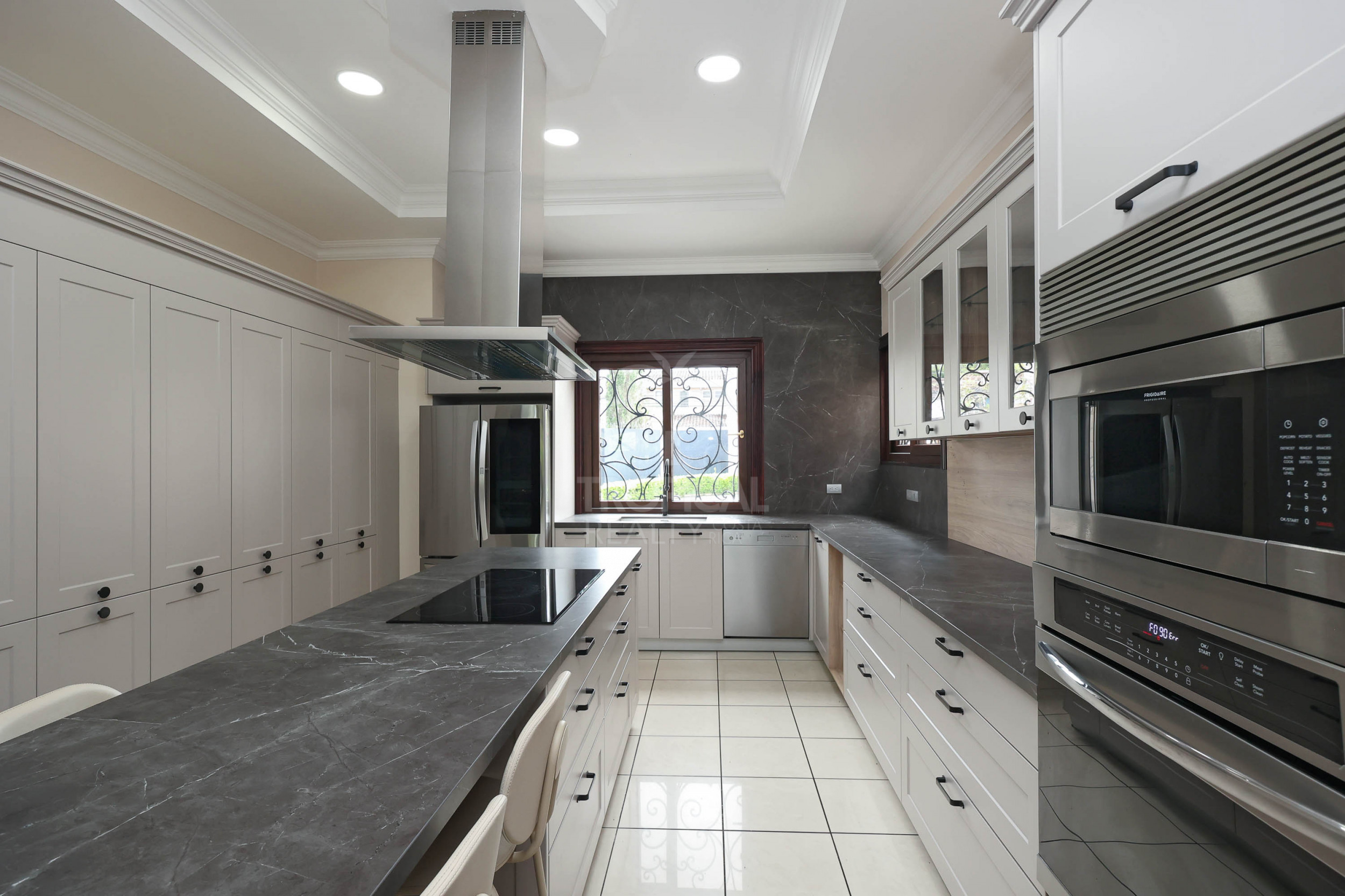 Luxury Home for Sale in Pinares de Curridabat – Modern Elegance Meets Timeless Comfort