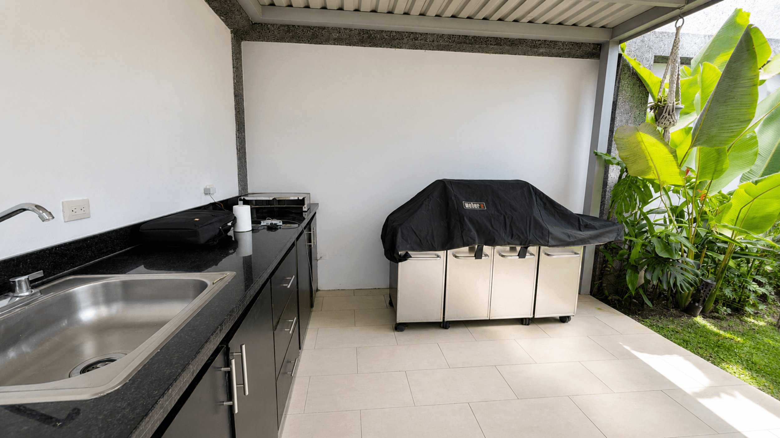 Modern Home for Rent in Santa Ana – 3 Bedrooms with Terrace and Spacious Living Areas