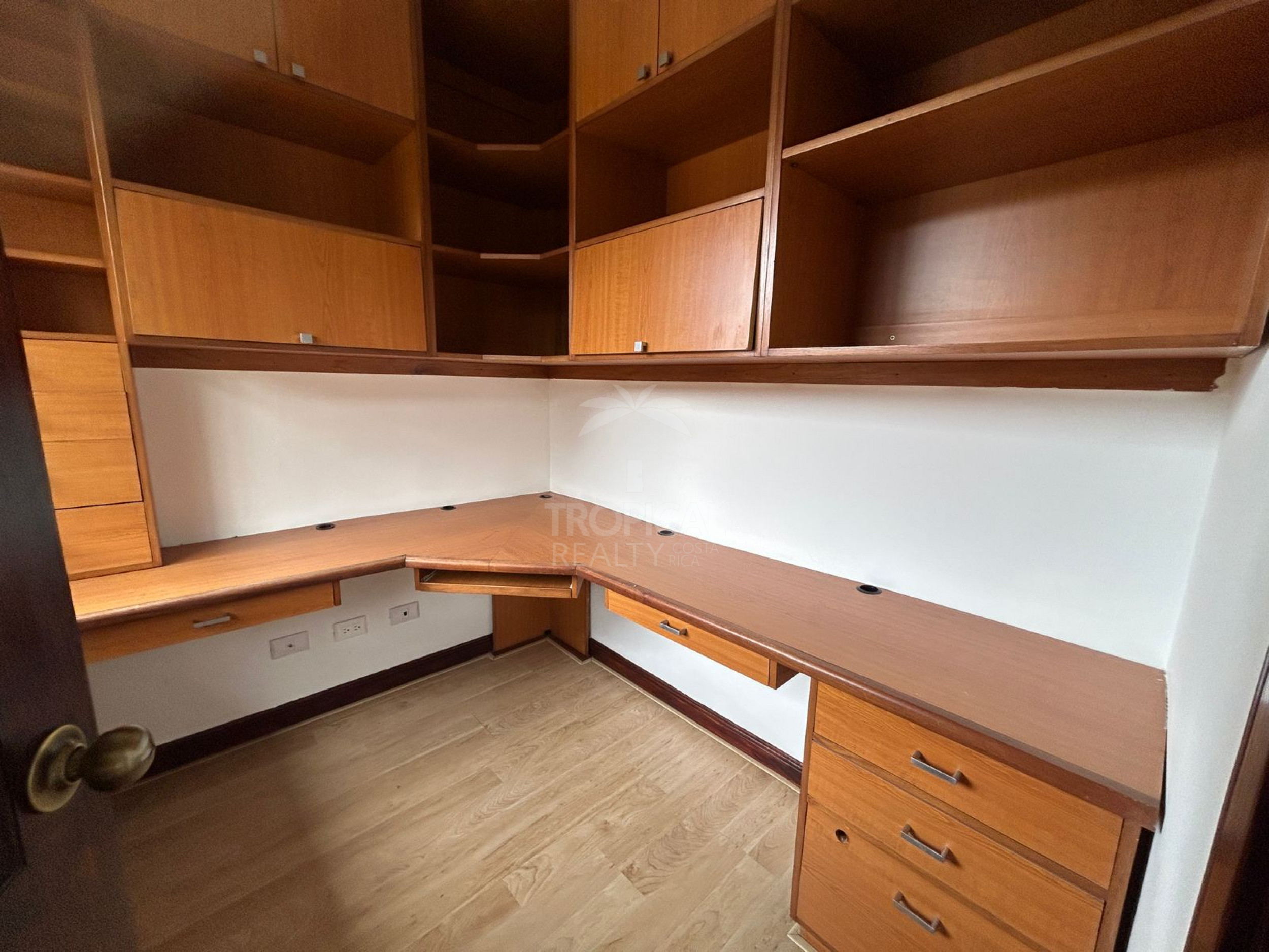 House for Sale in Escazú Gated Community Near World Gym – 3 Bedrooms, Office & Private Garden
