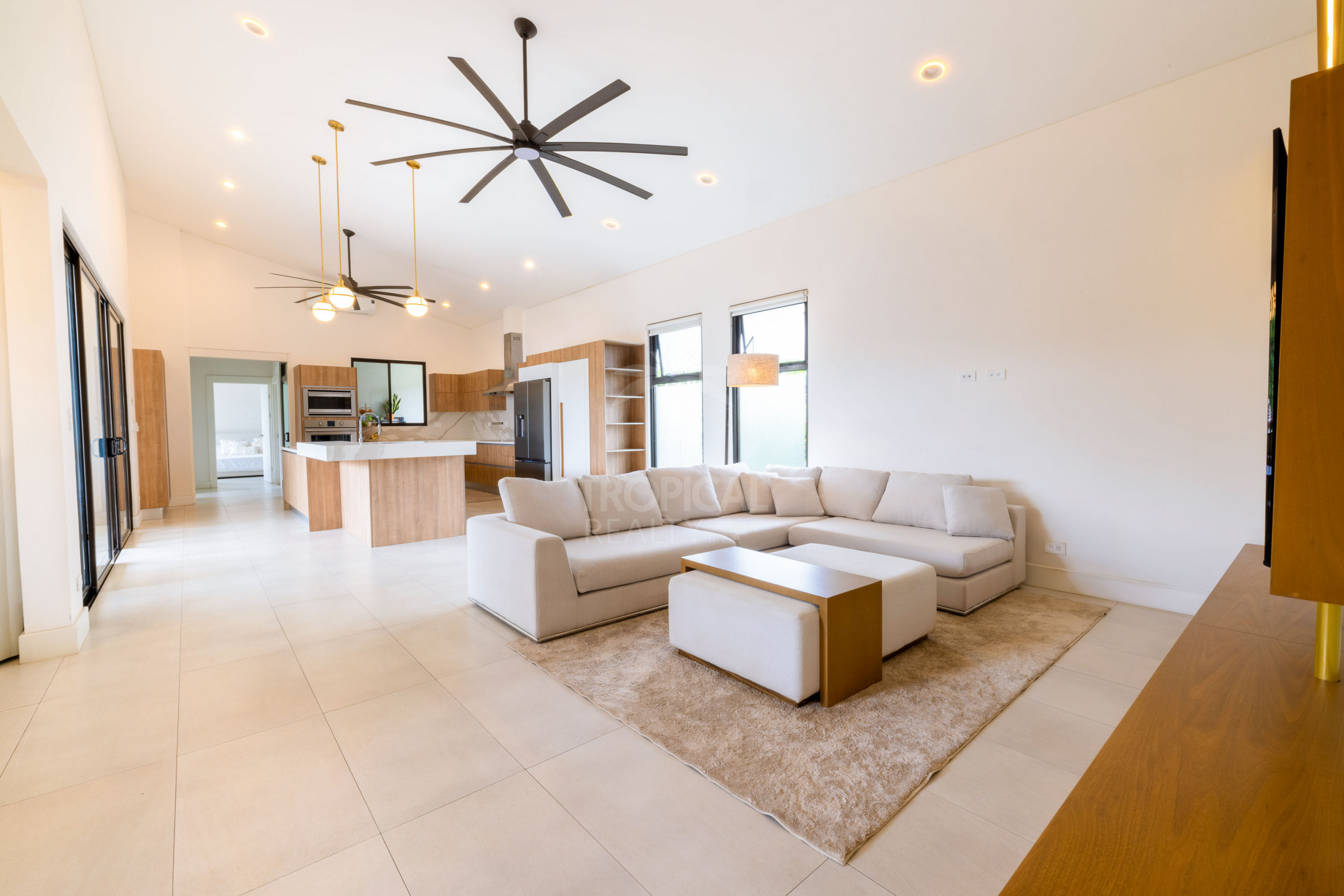 Luxury Residence for Sale in Hacienda Los Reyes – Contemporary Design, Guest Apartment & Exclusive Lifestyle