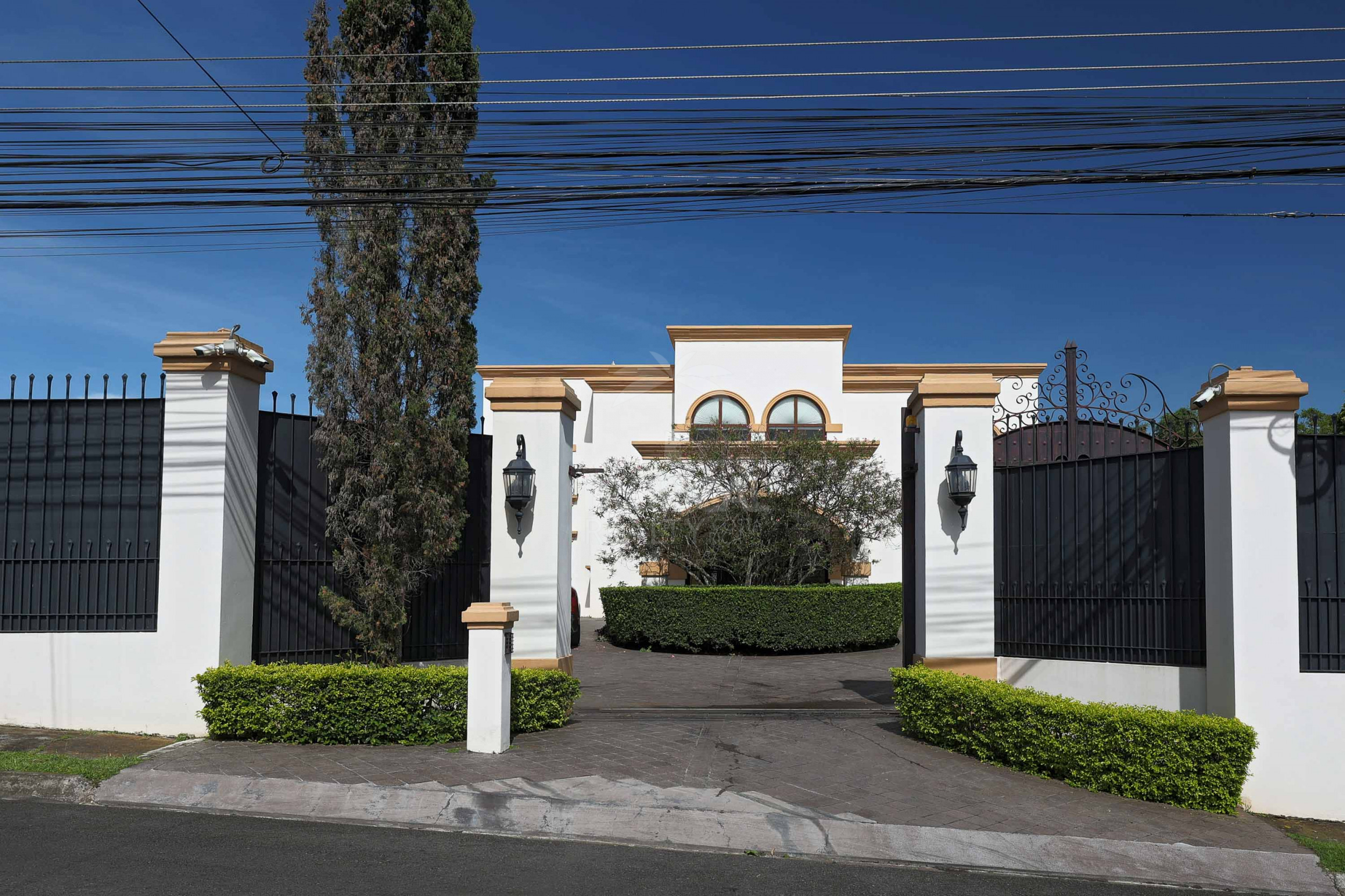 Luxury Home for Sale in Pinares de Curridabat – Modern Elegance Meets Timeless Comfort