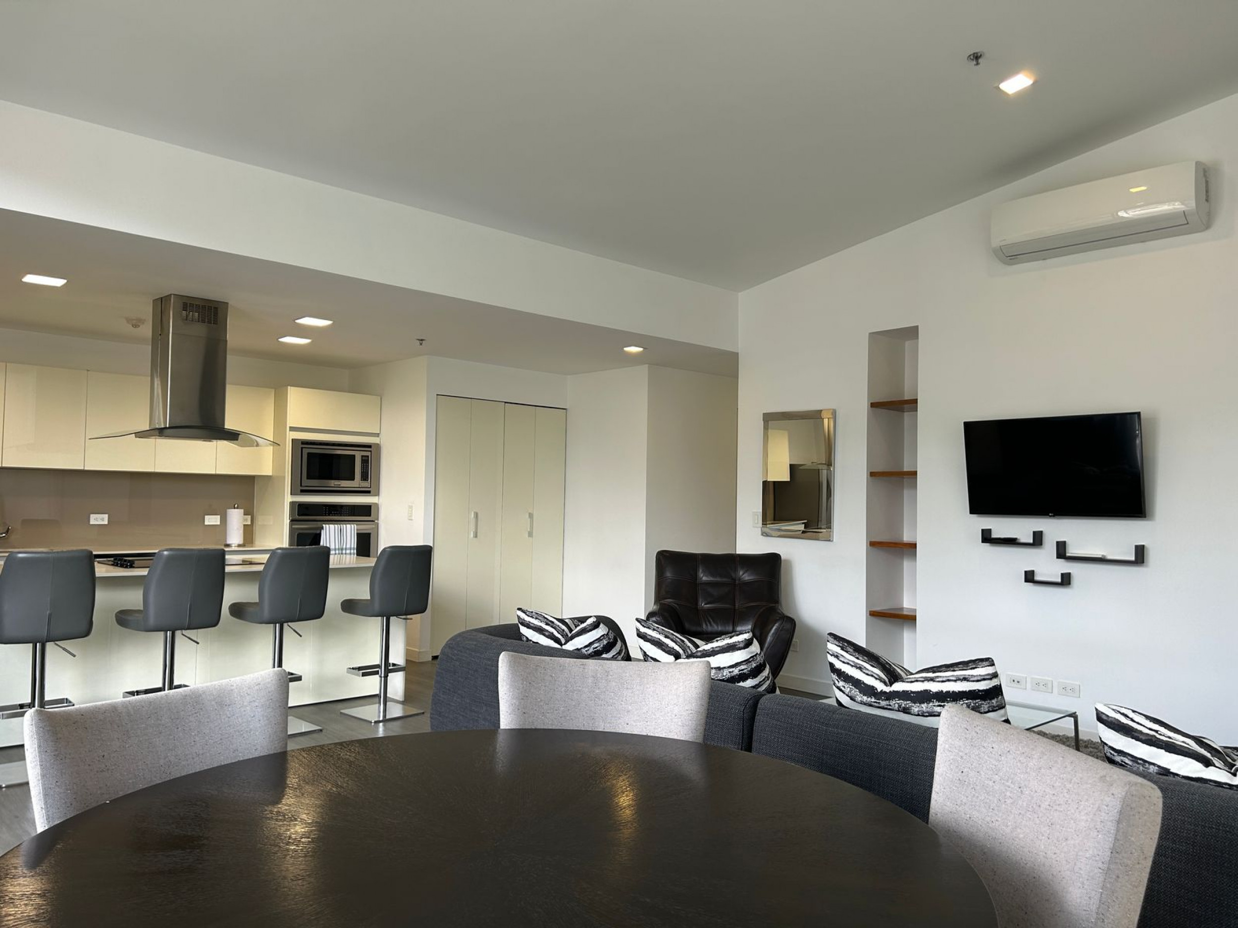 Fully Furnished Luxury Apartment in Escazú Village – Style, Comfort & Prime Location