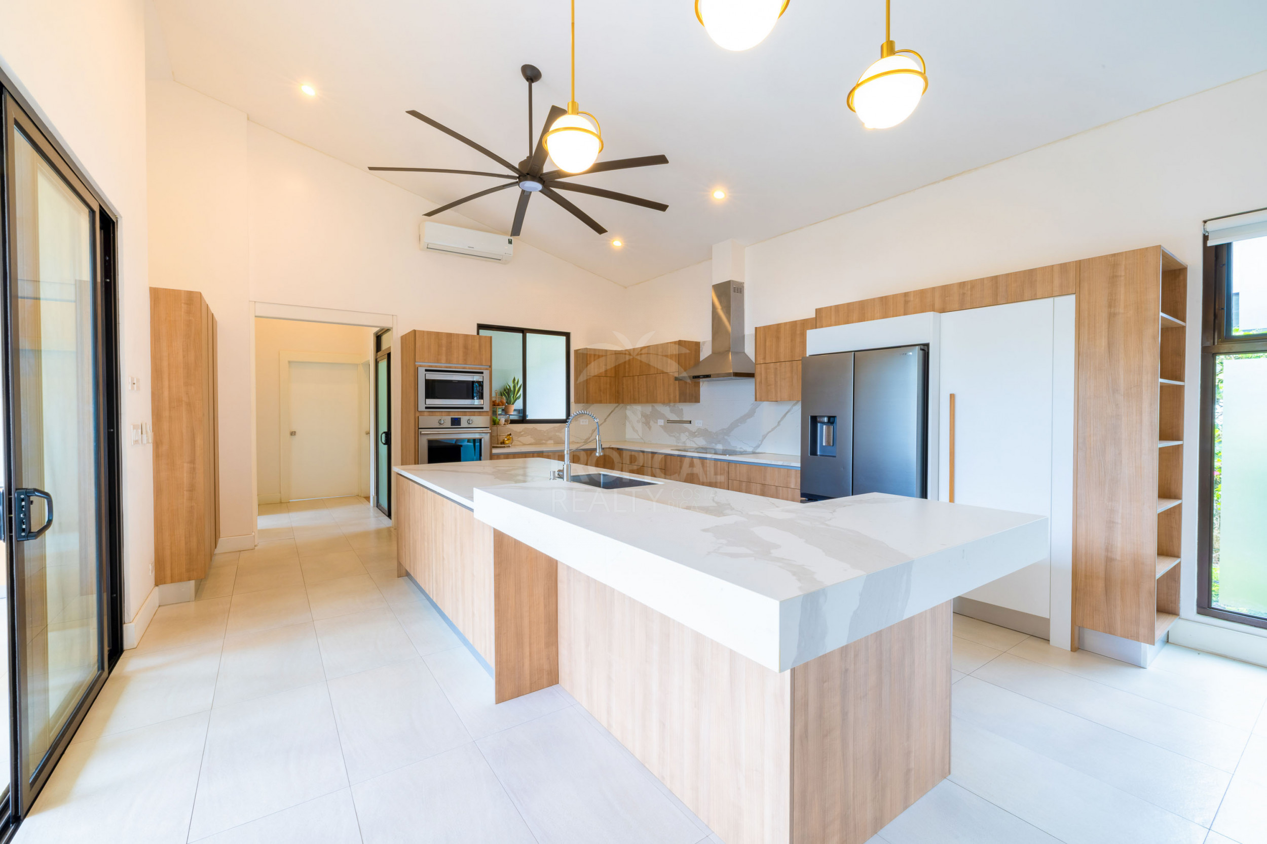 Luxury Residence for Sale in Hacienda Los Reyes – Contemporary Design, Guest Apartment & Exclusive Lifestyle
