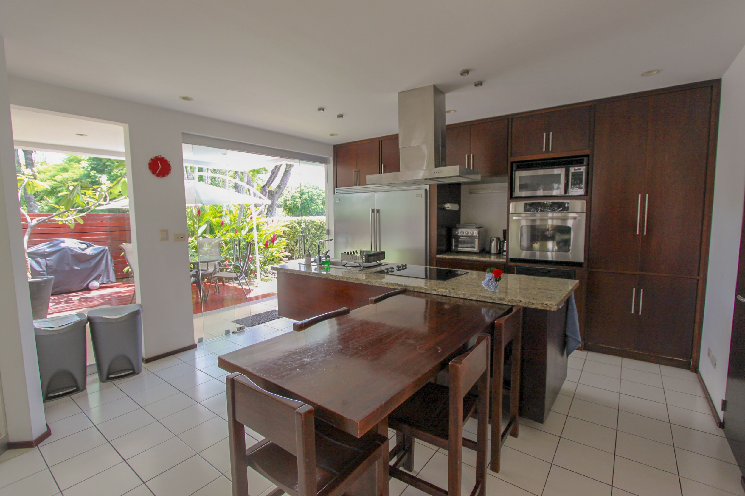 Modern Golf Course Haven: Spectacular Home in Valle del Sol, Santa Ana