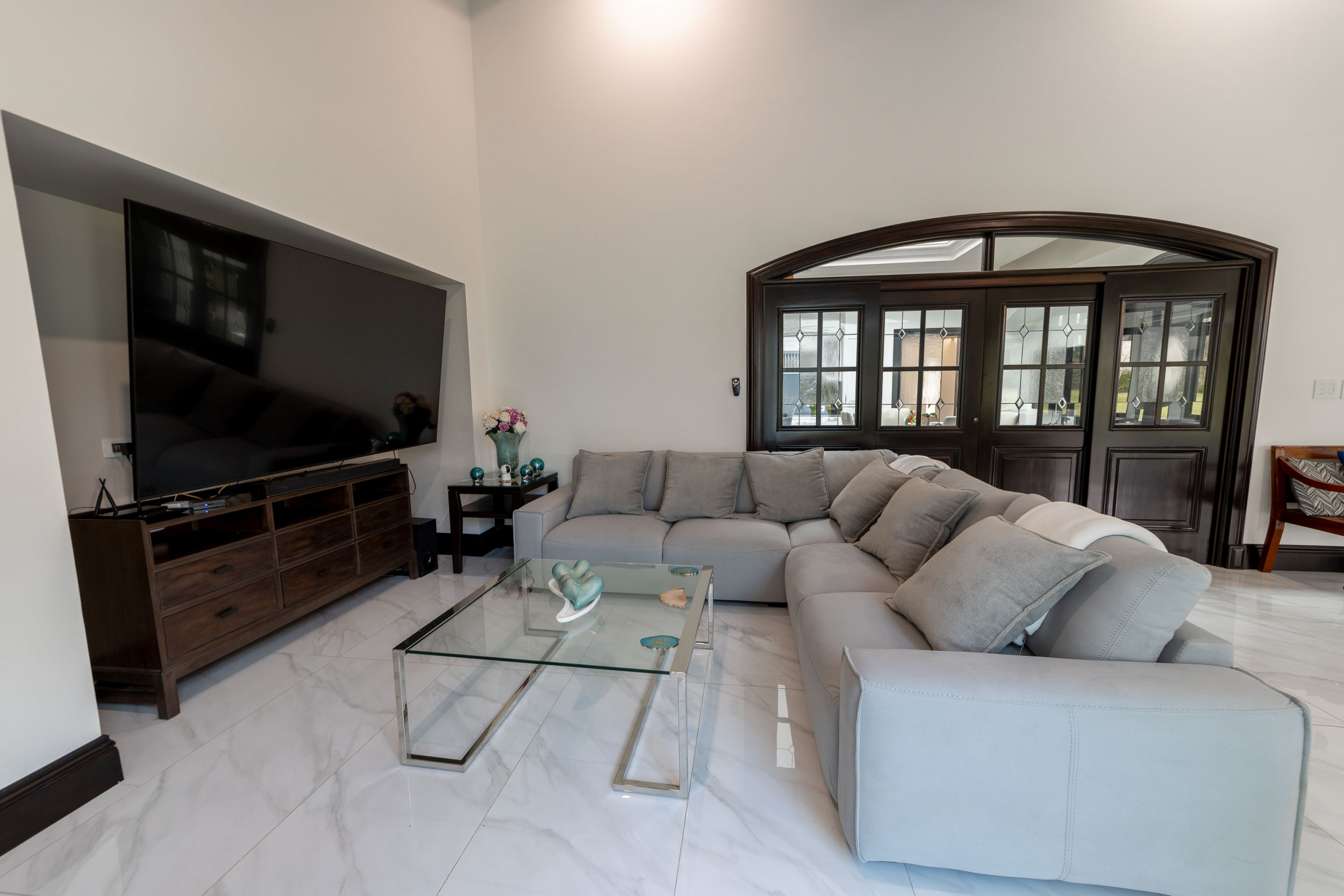 Monteran Luxury Estate: Exquisite 3-Bedroom Residence SOLD
