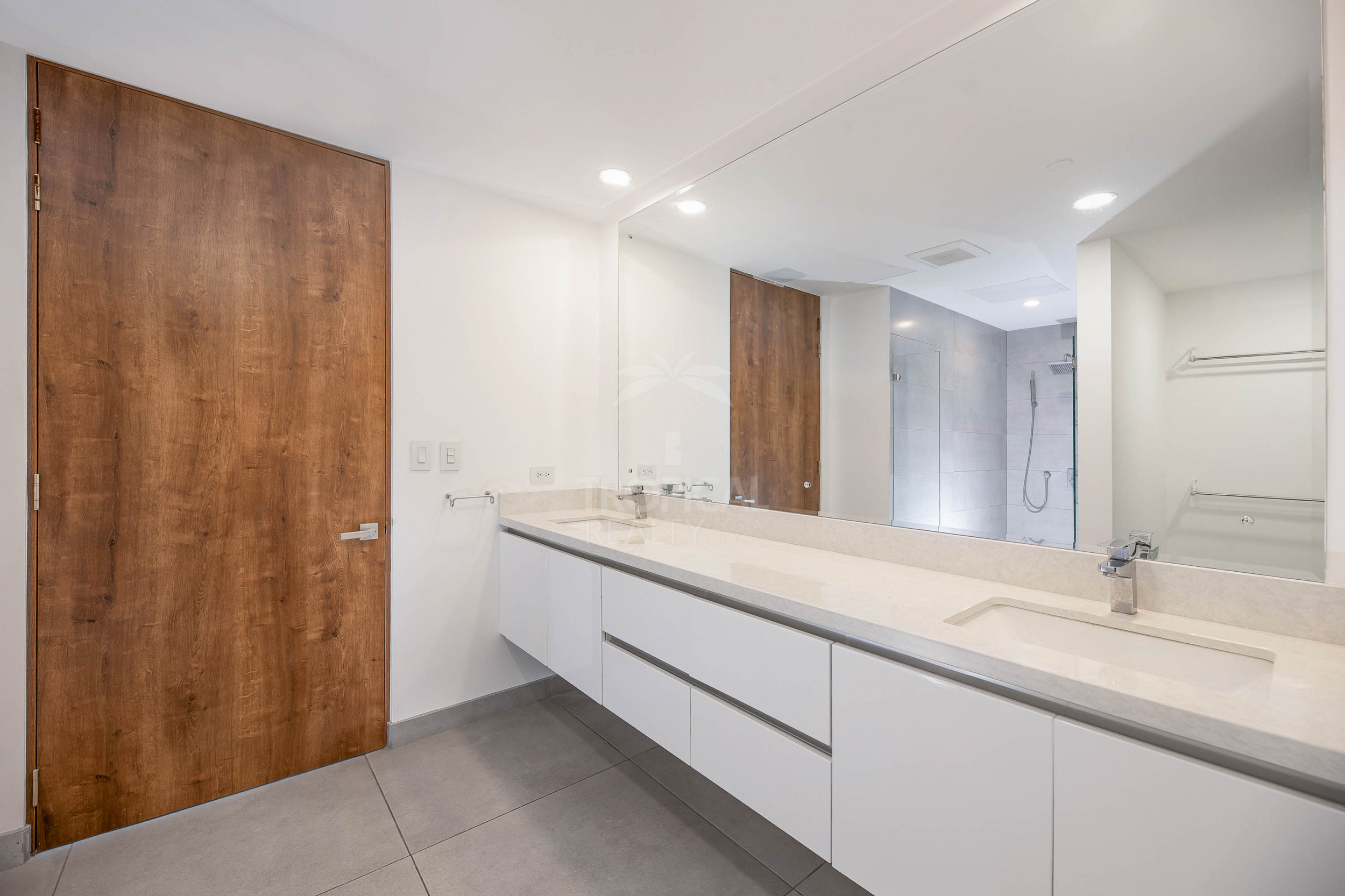 Luxury 10th Floor Condo with Panoramic Views in Nunciatura