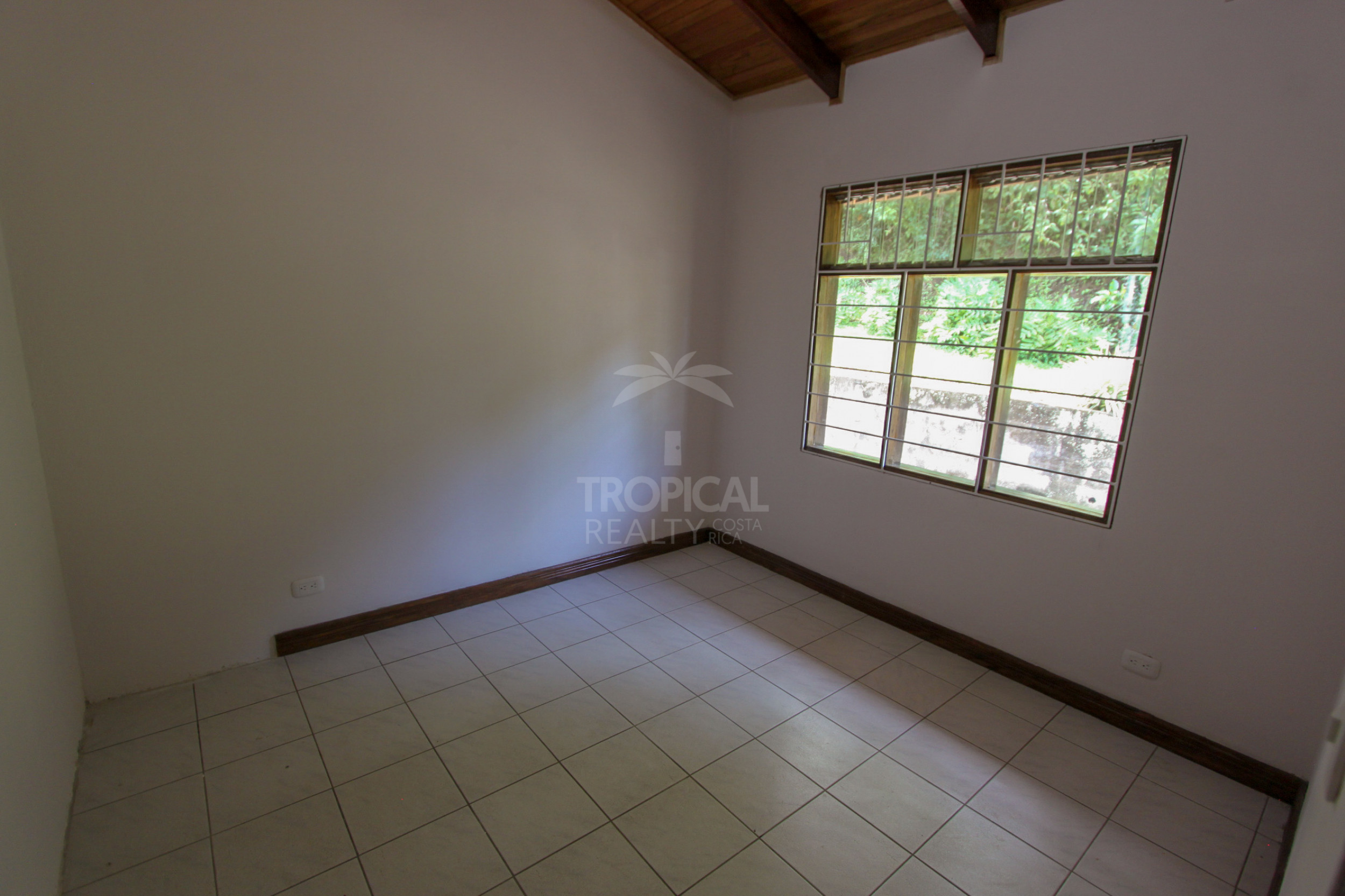 Single-Story Home for Sale – Santa Ana, Piedades | Expansive 2,650 m² Lot with Scenic Views and Development Potential