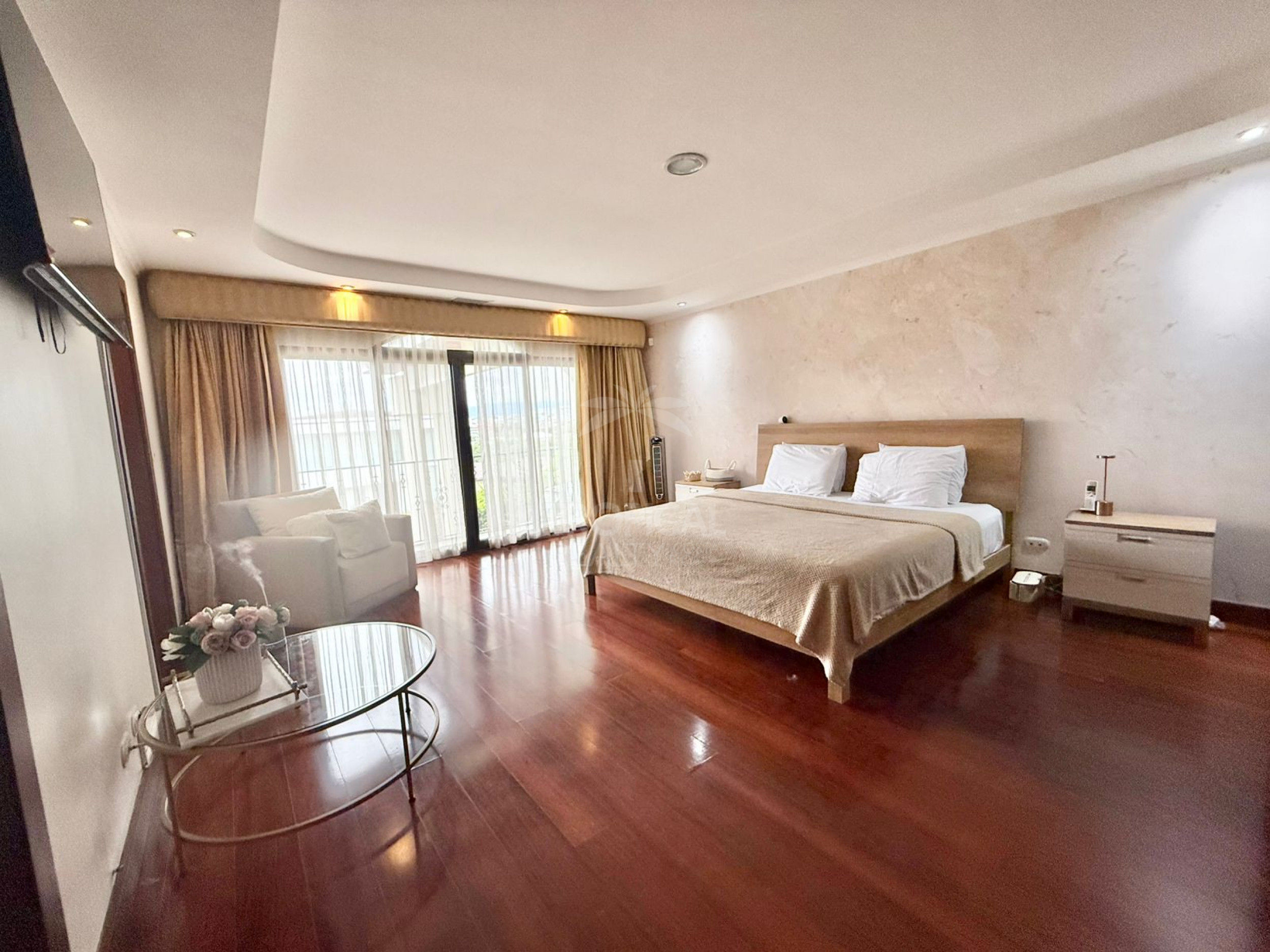 Luxury One-Story Home in Gated Community Near Multiplaza – 4 Bedrooms, Private Pool & 1,400 m² Lot