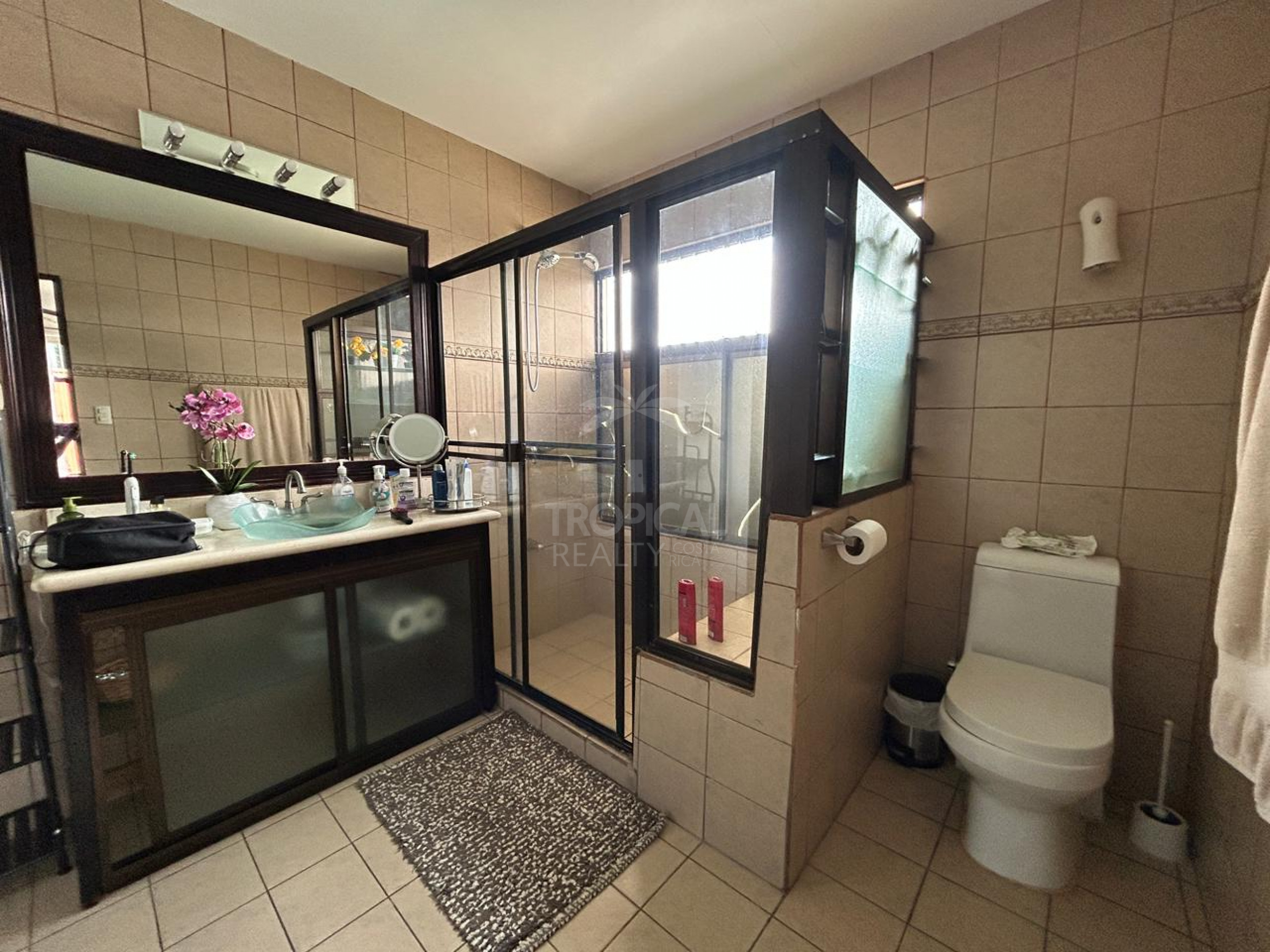 For Sale: Property with Two Independent Apartments – Pozos, Santa Ana