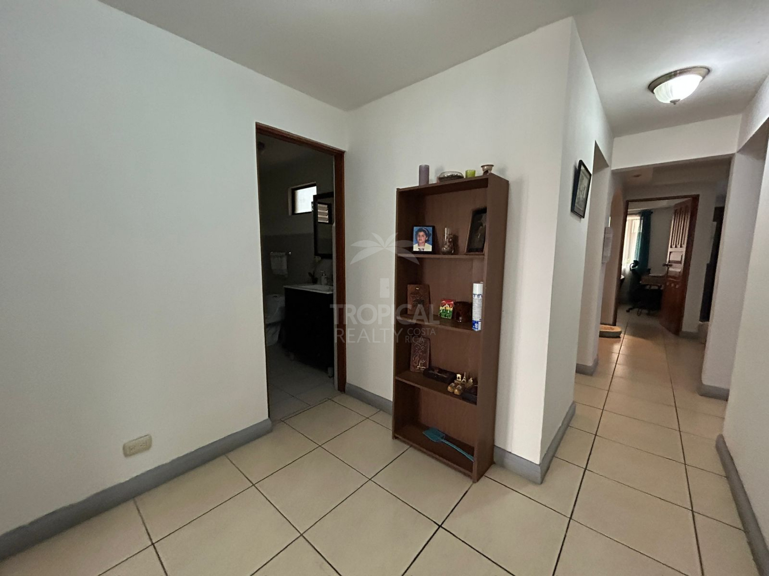 Independent Home for Sale in San Francisco de Dos Ríos – Spacious Layout, Office & Patio