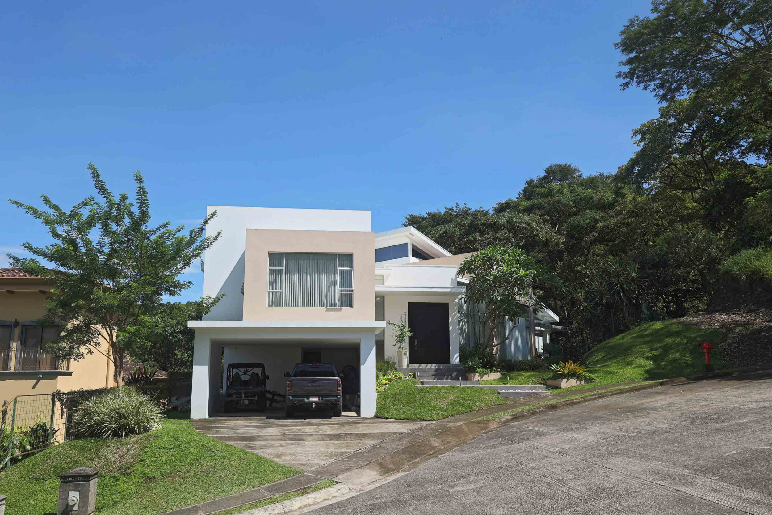 Exclusive Contemporary Home with Forest Views in Cerro Colón