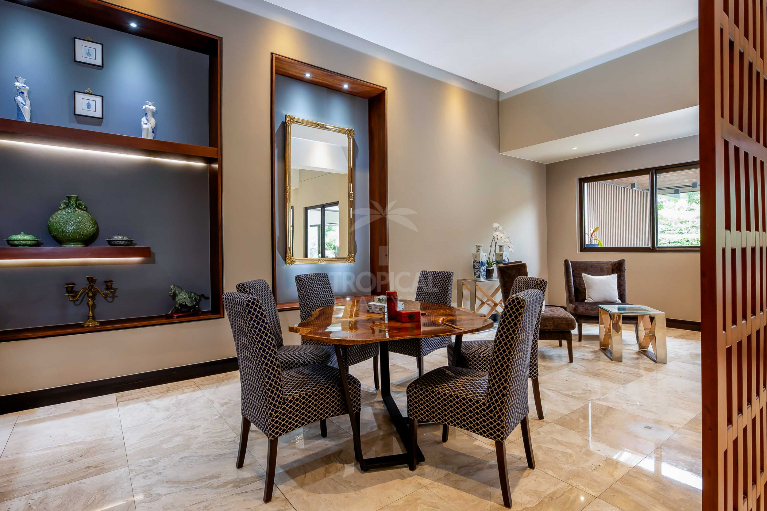 La Hacienda Cosmopolitan Chic – Exclusive Single-Level Luxury Estate in Santa Ana