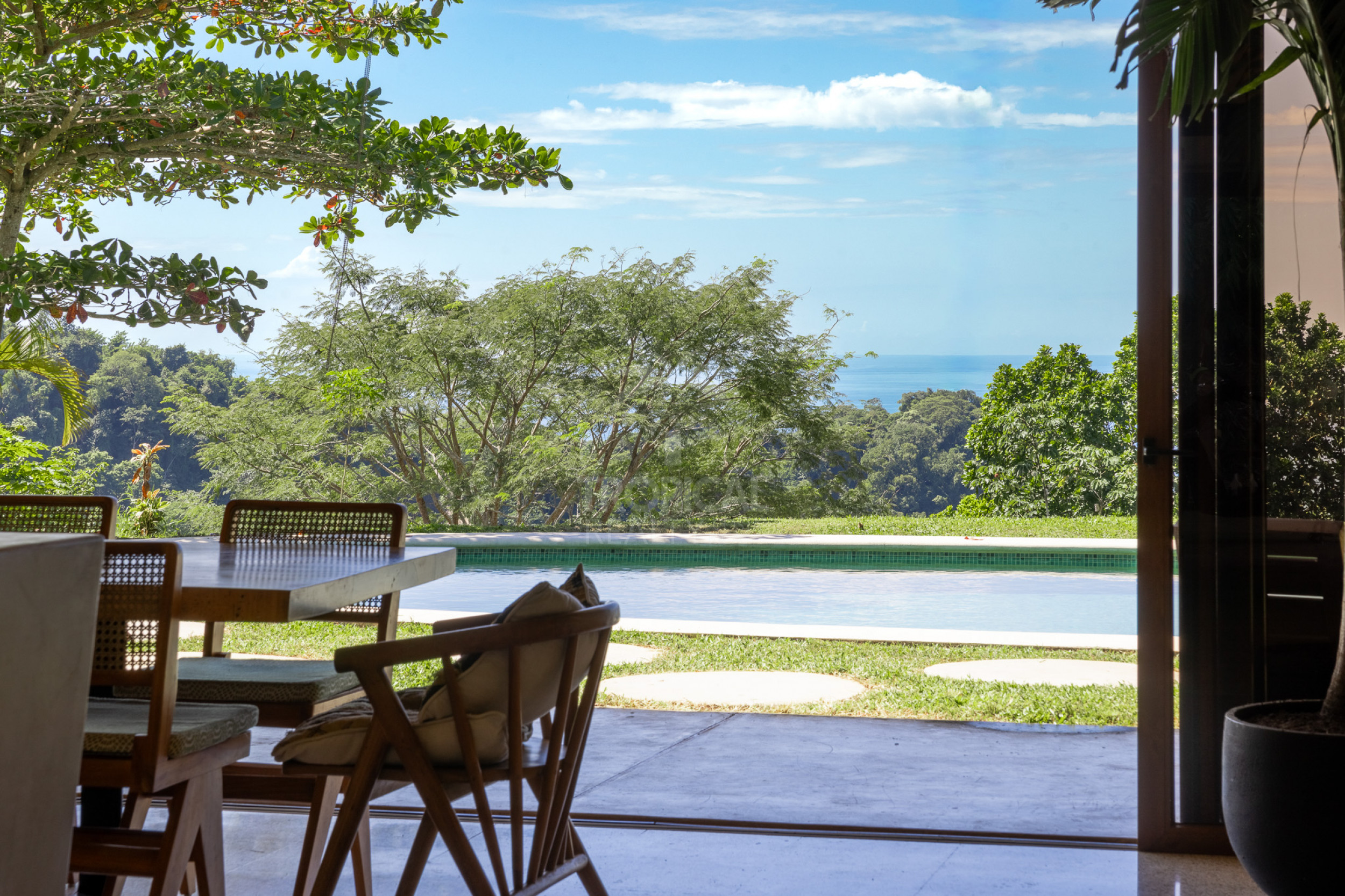 Villa de lujo con vista al mar en condominio cerrado – 3 habitaciones / 3.5 baños, piscina y lote de 5.000 m²