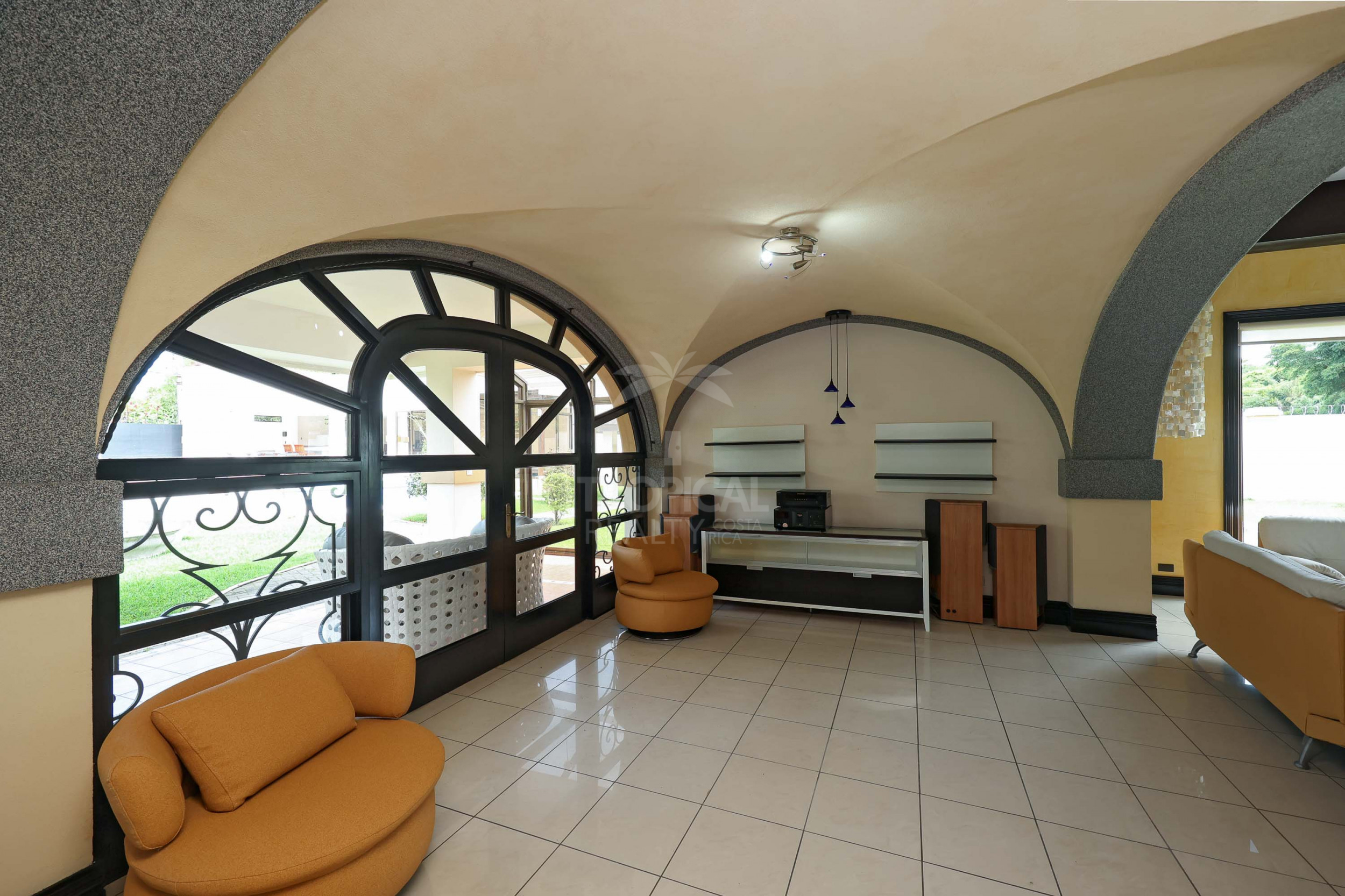 Luxury Home for Sale in Pinares de Curridabat – Modern Elegance Meets Timeless Comfort