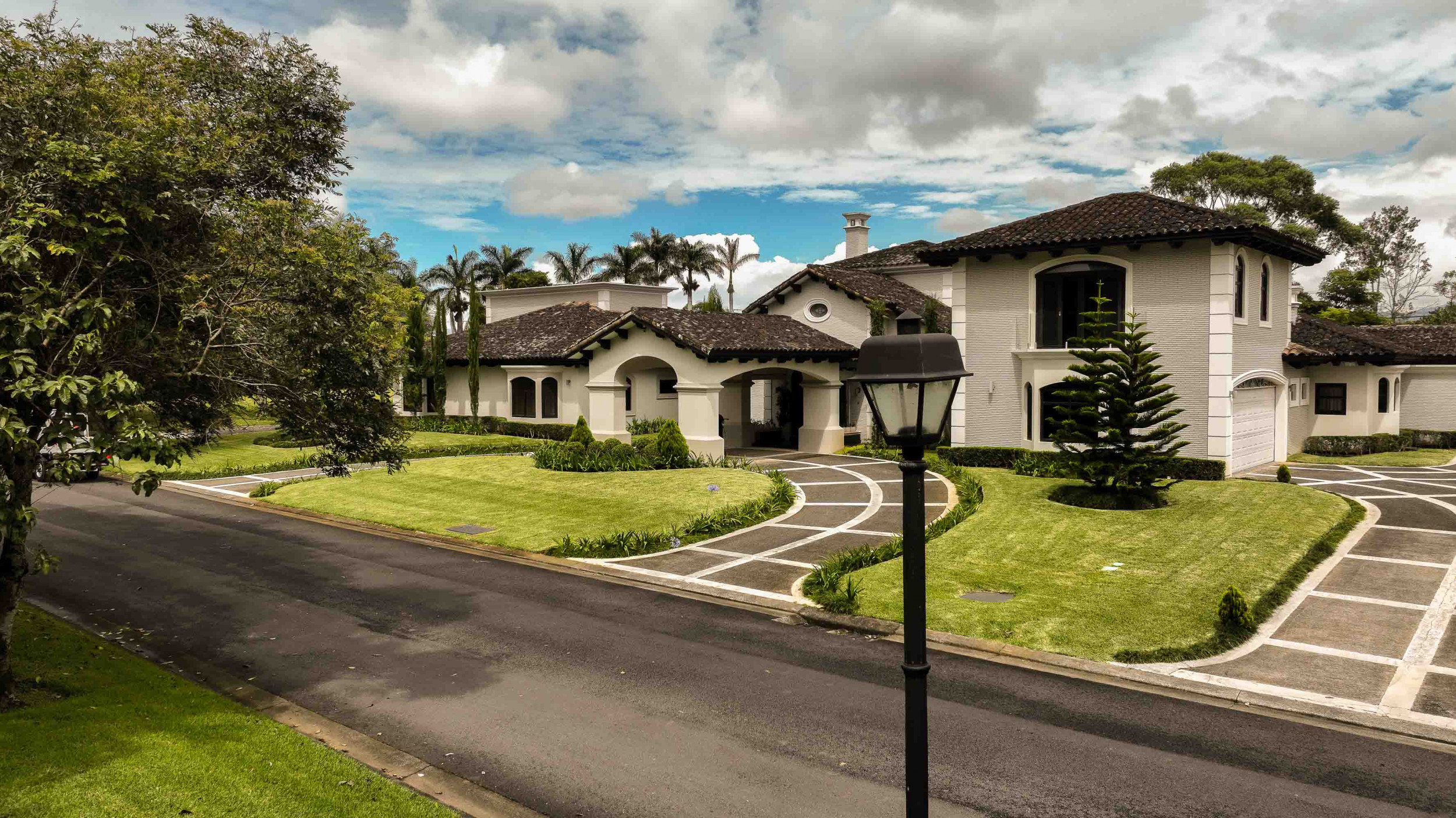 Monteran Luxury Estate: Exquisite 3-Bedroom Residence SOLD