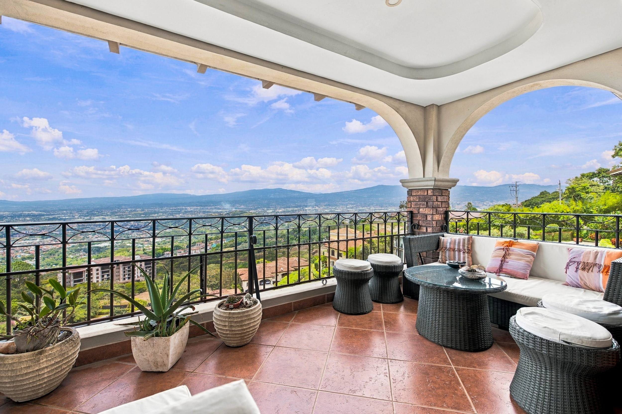 Vivir en las Nubes: Penthouse de 432 m² en Altos de Monasterio
