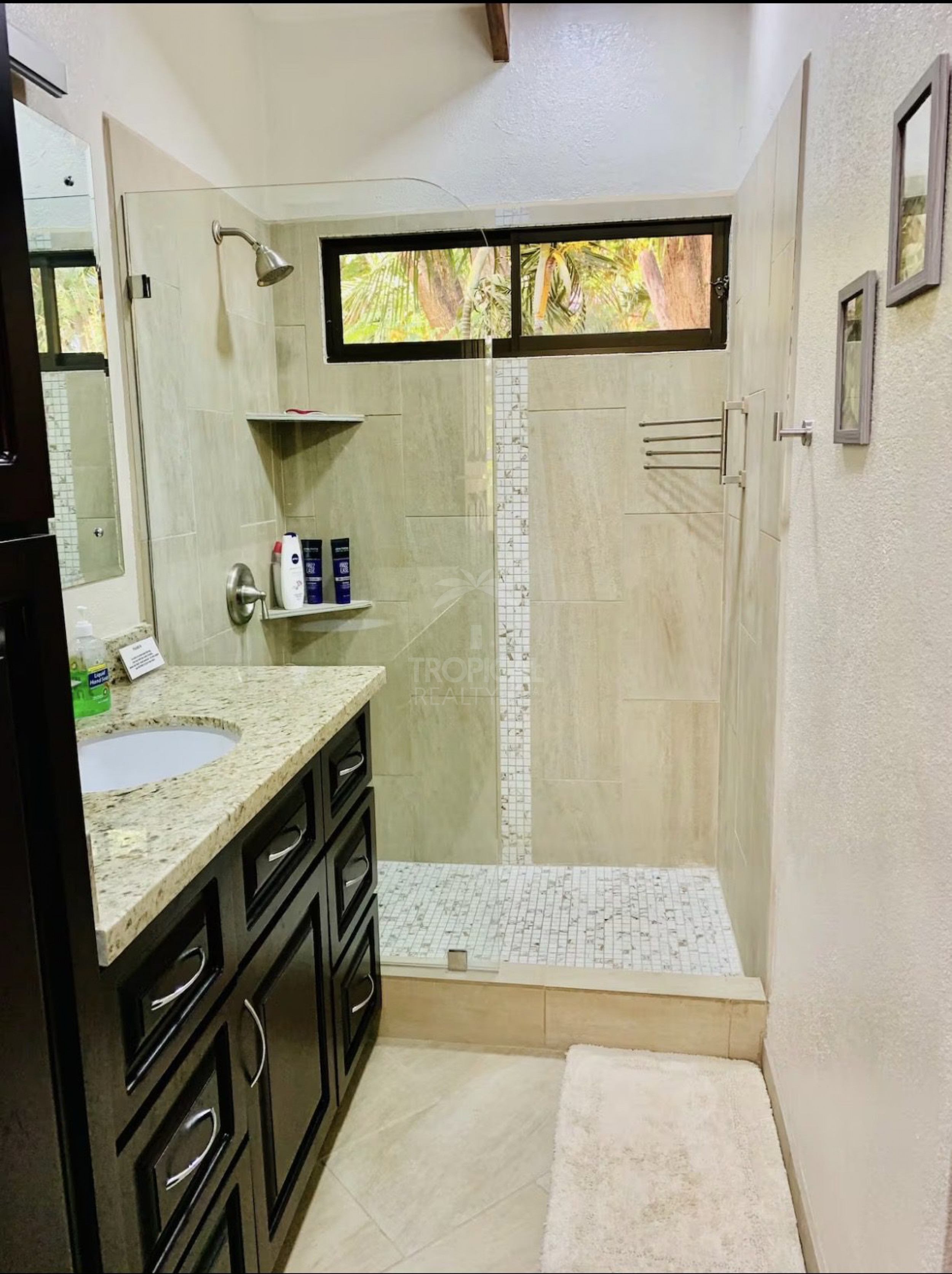 Renovated Townhome for Sale in Tamarindo – Walking Distance to the Beach and Excellent Investment Opportunity