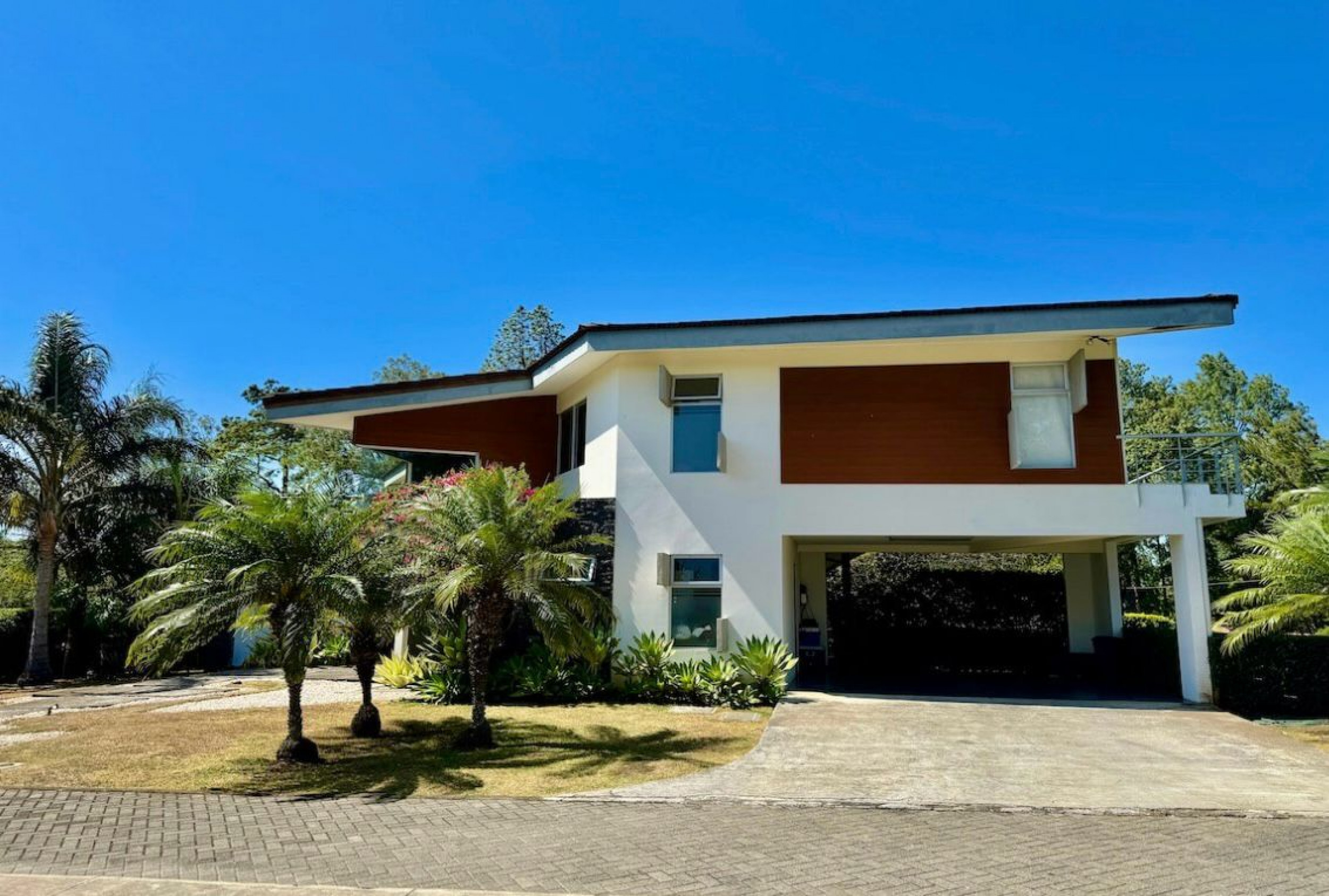 Charming two-story residence in Los Reyes La Guacima SOLD