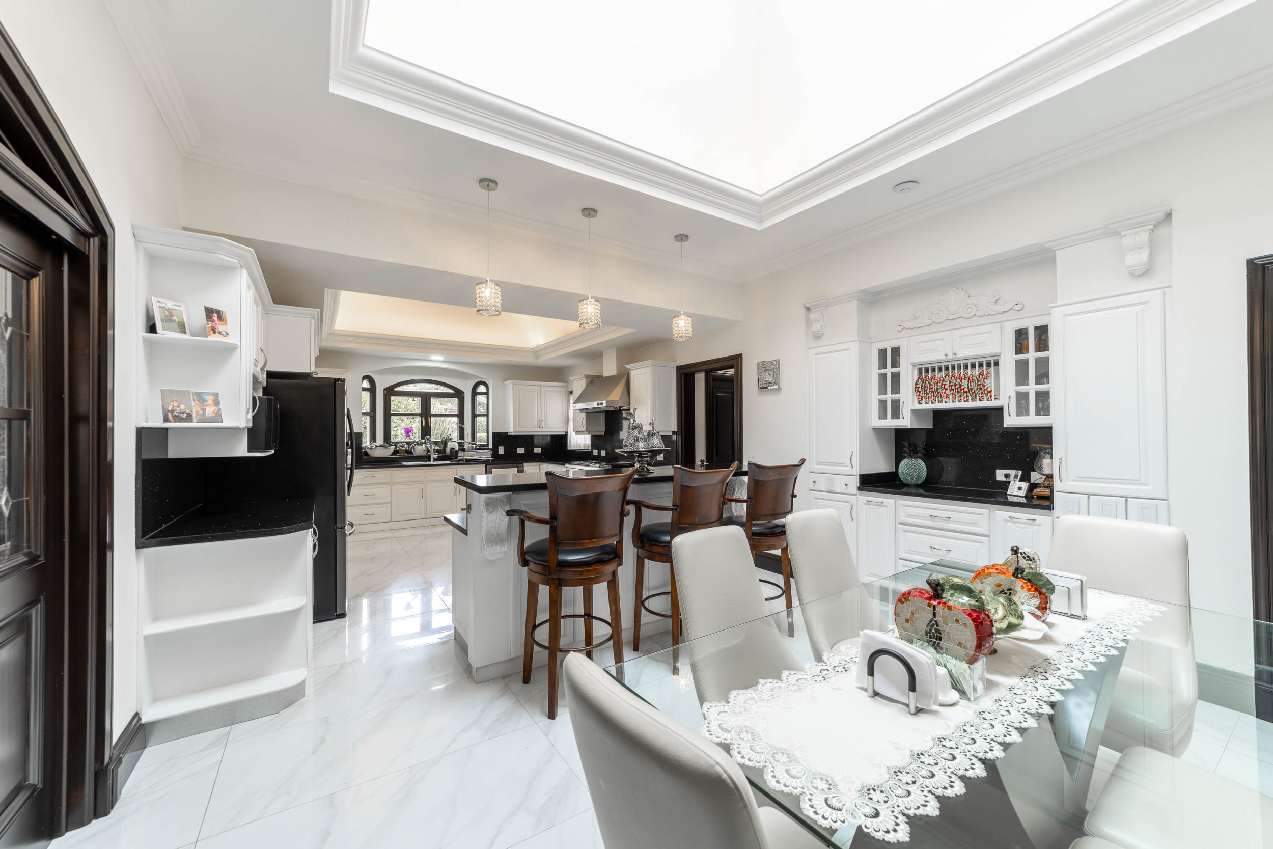 Monteran Luxury Estate: Exquisite 3-Bedroom Residence SOLD