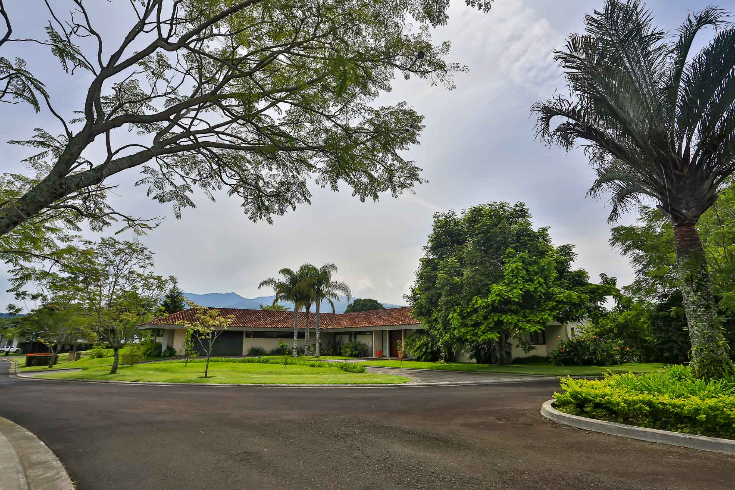 For Sale: Stunning Luxury Home in Monteran, Granadilla – Premier Location and Exclusive Privacy
