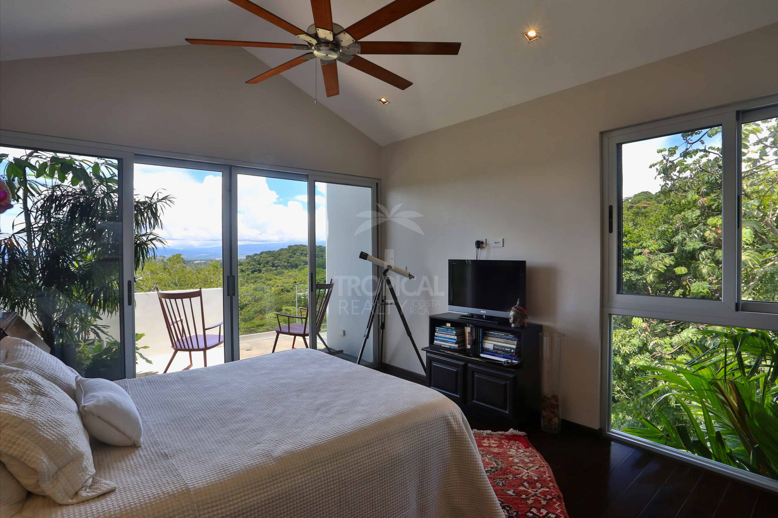 Luxury Home for Sale in Ciudad Colón – Infinity Pool & Forest Views