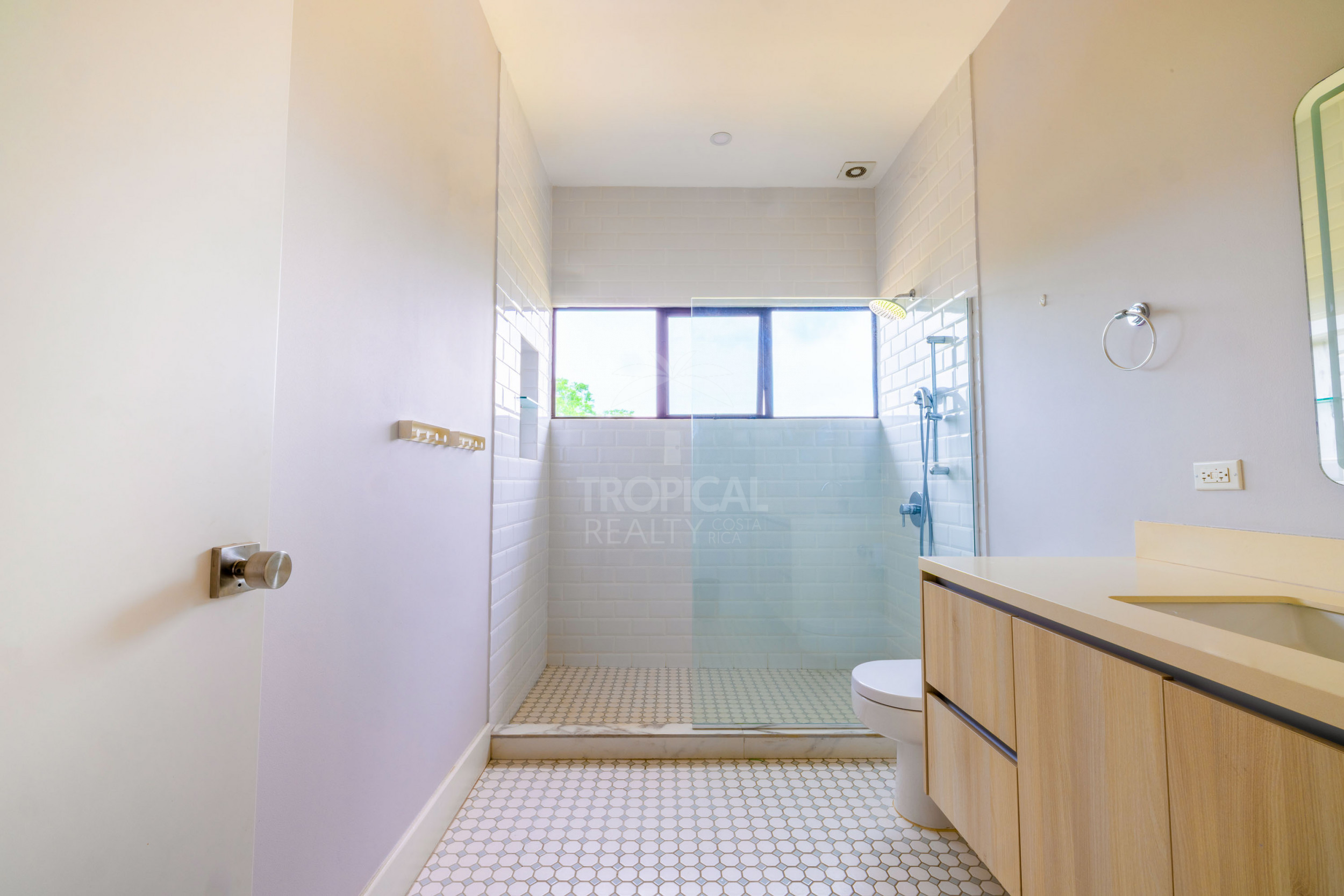 Luxury Residence for Sale in Hacienda Los Reyes – Contemporary Design, Guest Apartment & Exclusive Lifestyle
