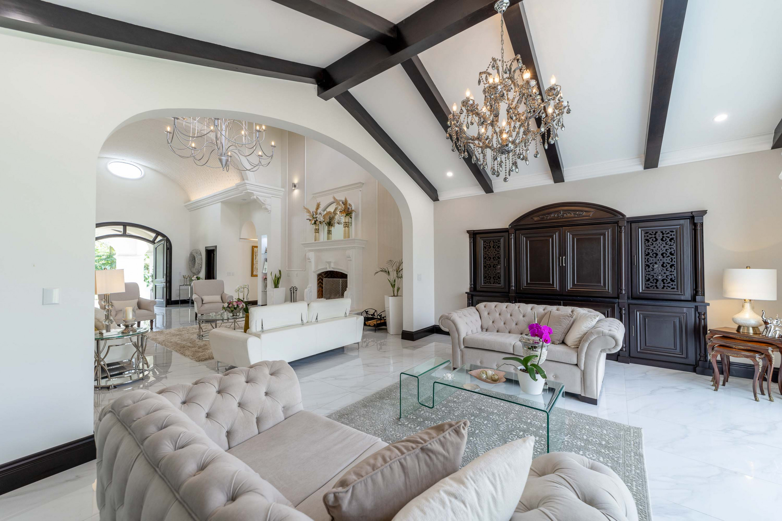 Monteran Luxury Estate: Exquisite 3-Bedroom Residence SOLD